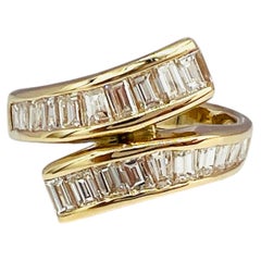 Bague « bypass » avec diamant blanc taillé en baguette, en or jaune 14 carats
