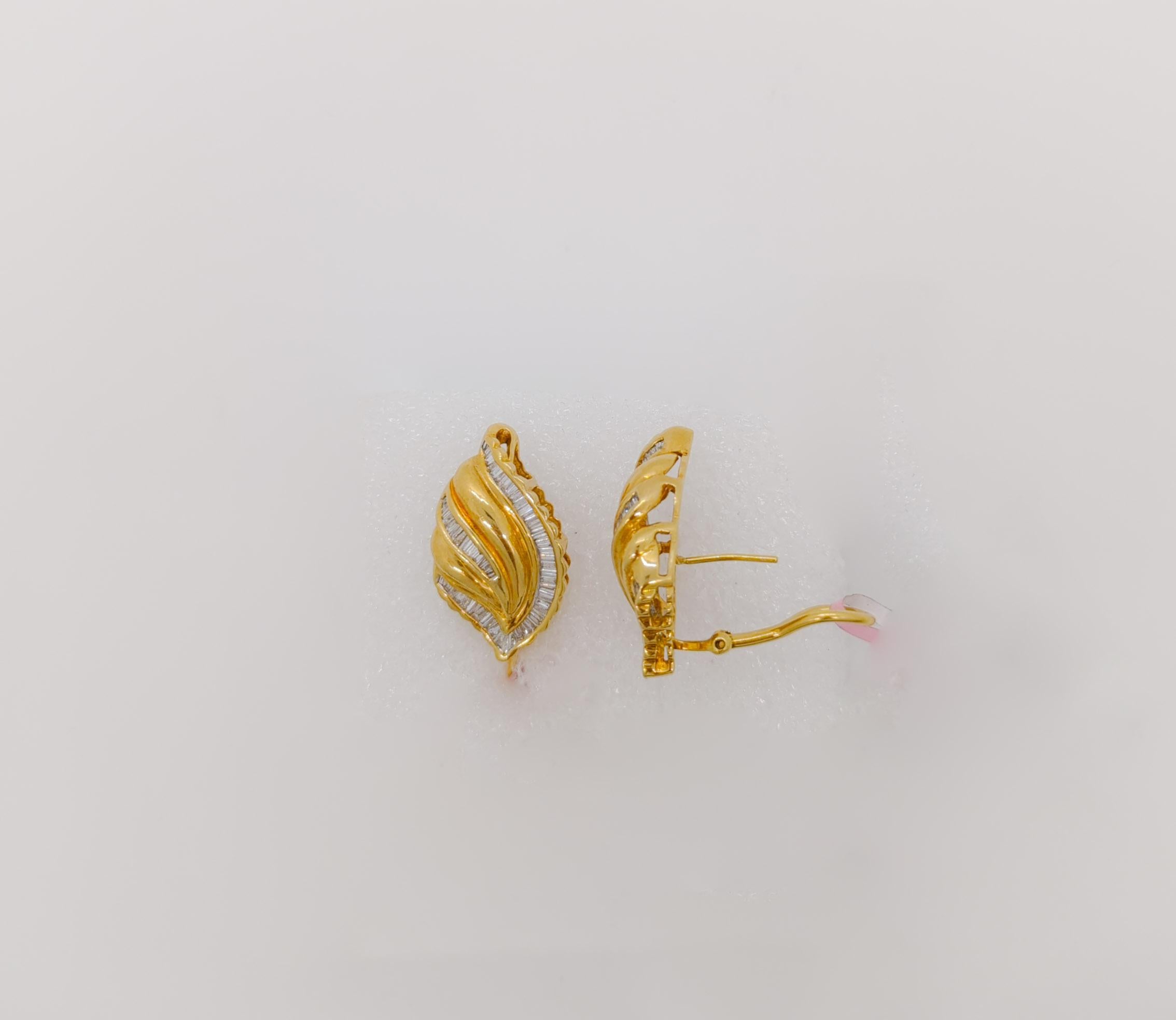 Boucles d'oreilles baguette en or jaune 18K et diamant blanc Neuf - En vente à Los Angeles, CA