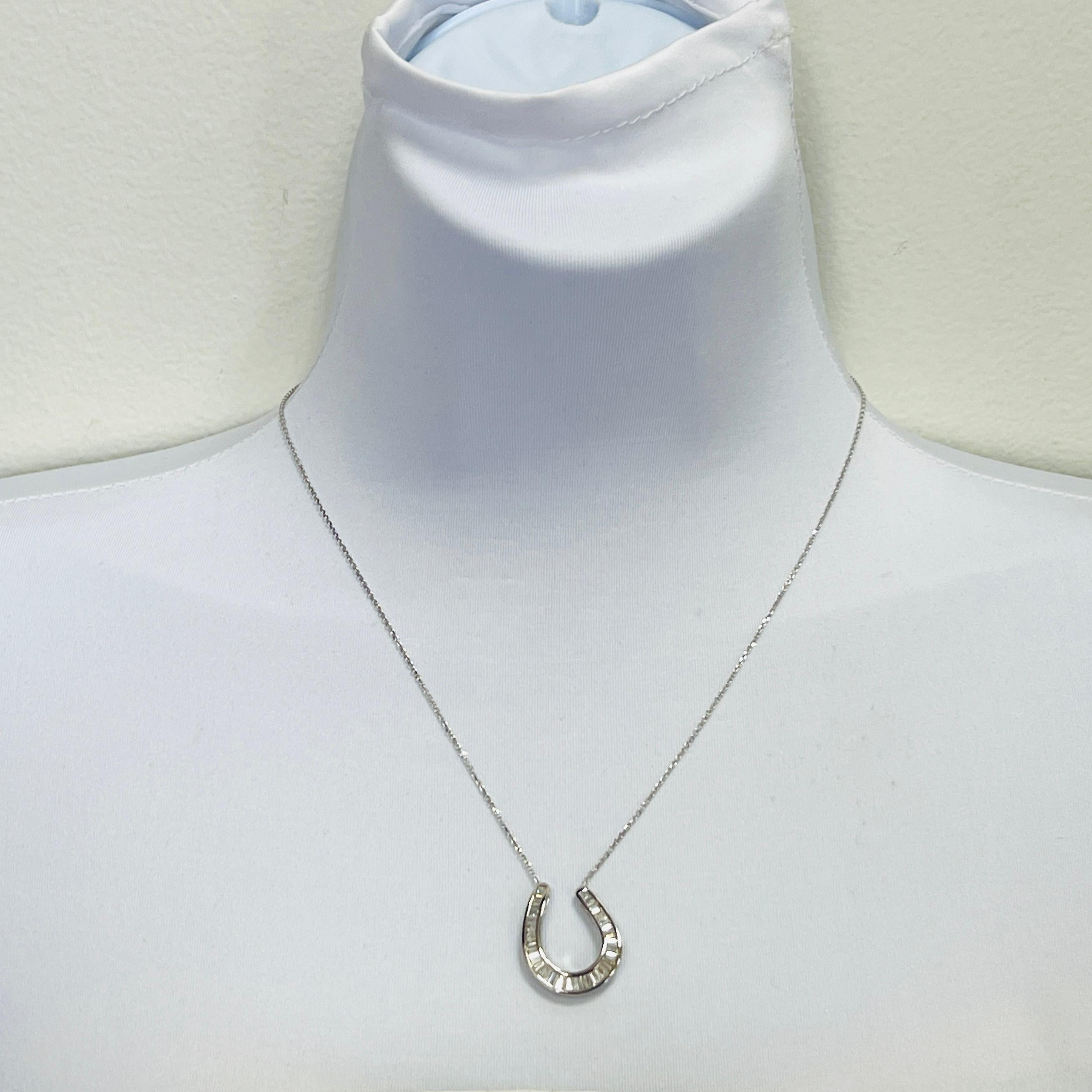 Preciosas baguettes de diamantes de 1,50 ct. de buena calidad, blancos y brillantes.  Hecho a mano en oro blanco de 18 quilates.  La longitud es de 18,5