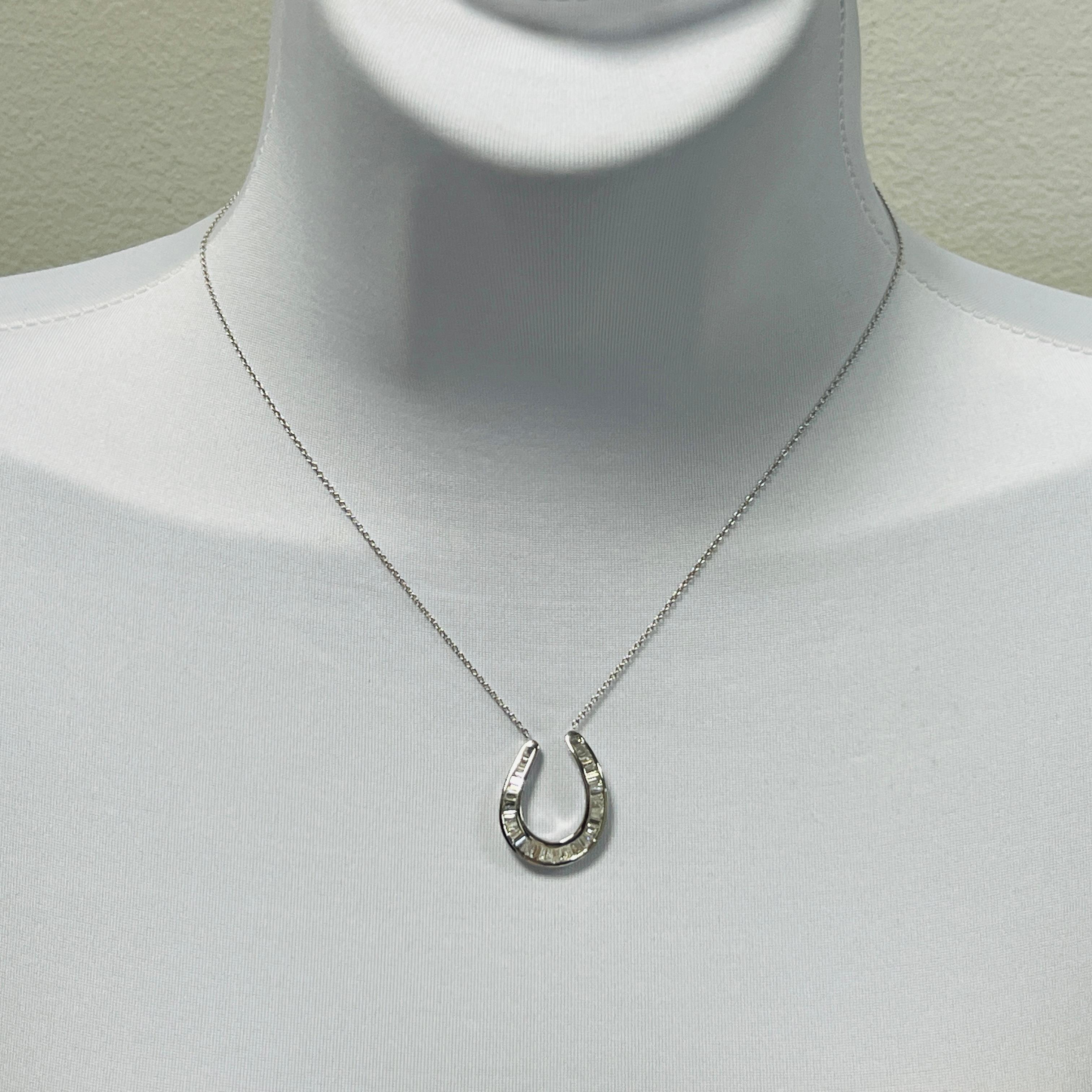 Collar Colgante Herradura de Diamantes Baguette Blancos en Oro Blanco de 18 K Corte baguette en venta