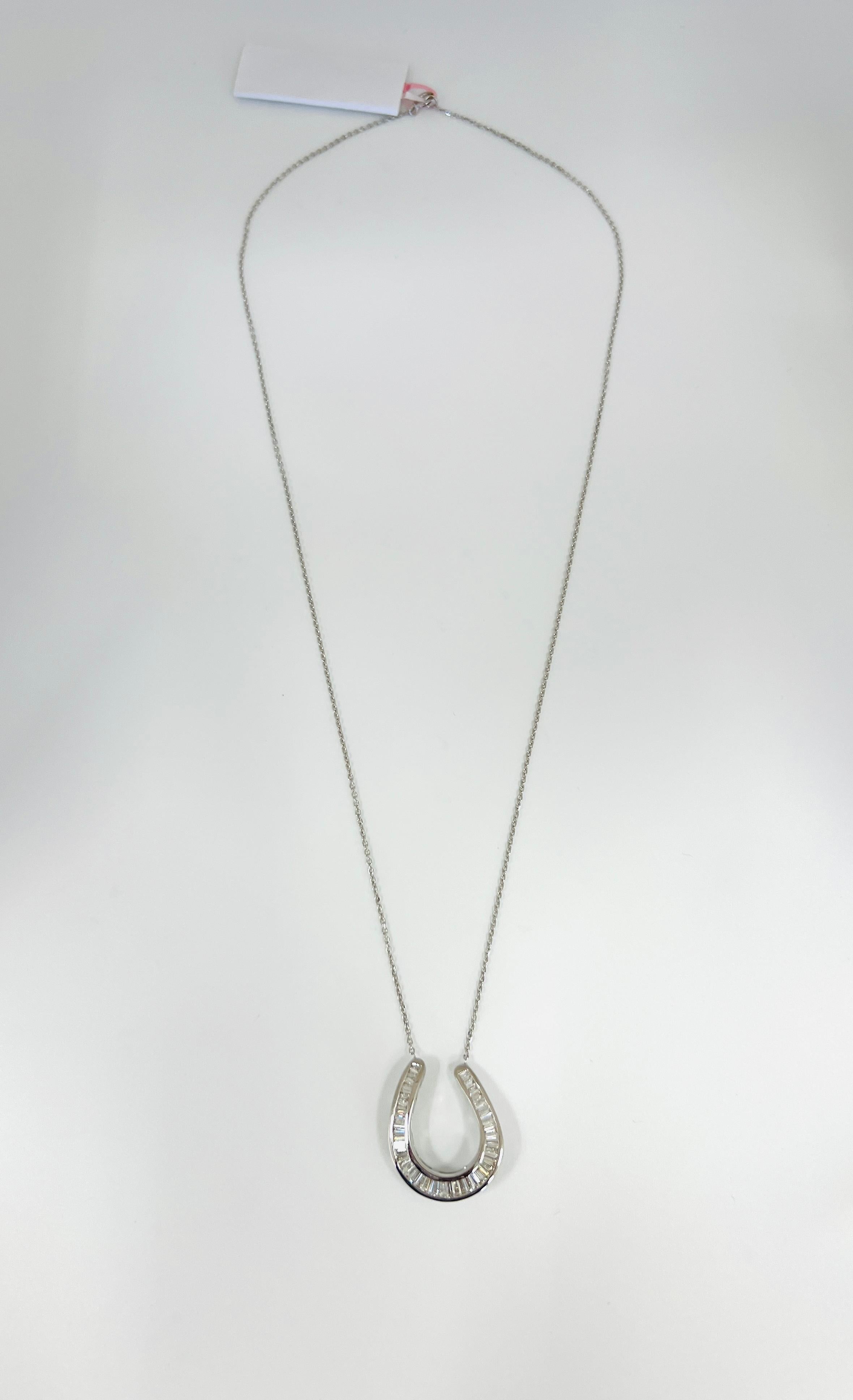 Collar Colgante Herradura de Diamantes Baguette Blancos en Oro Blanco de 18 K en Nuevo estado para la venta en Los Angeles, CA