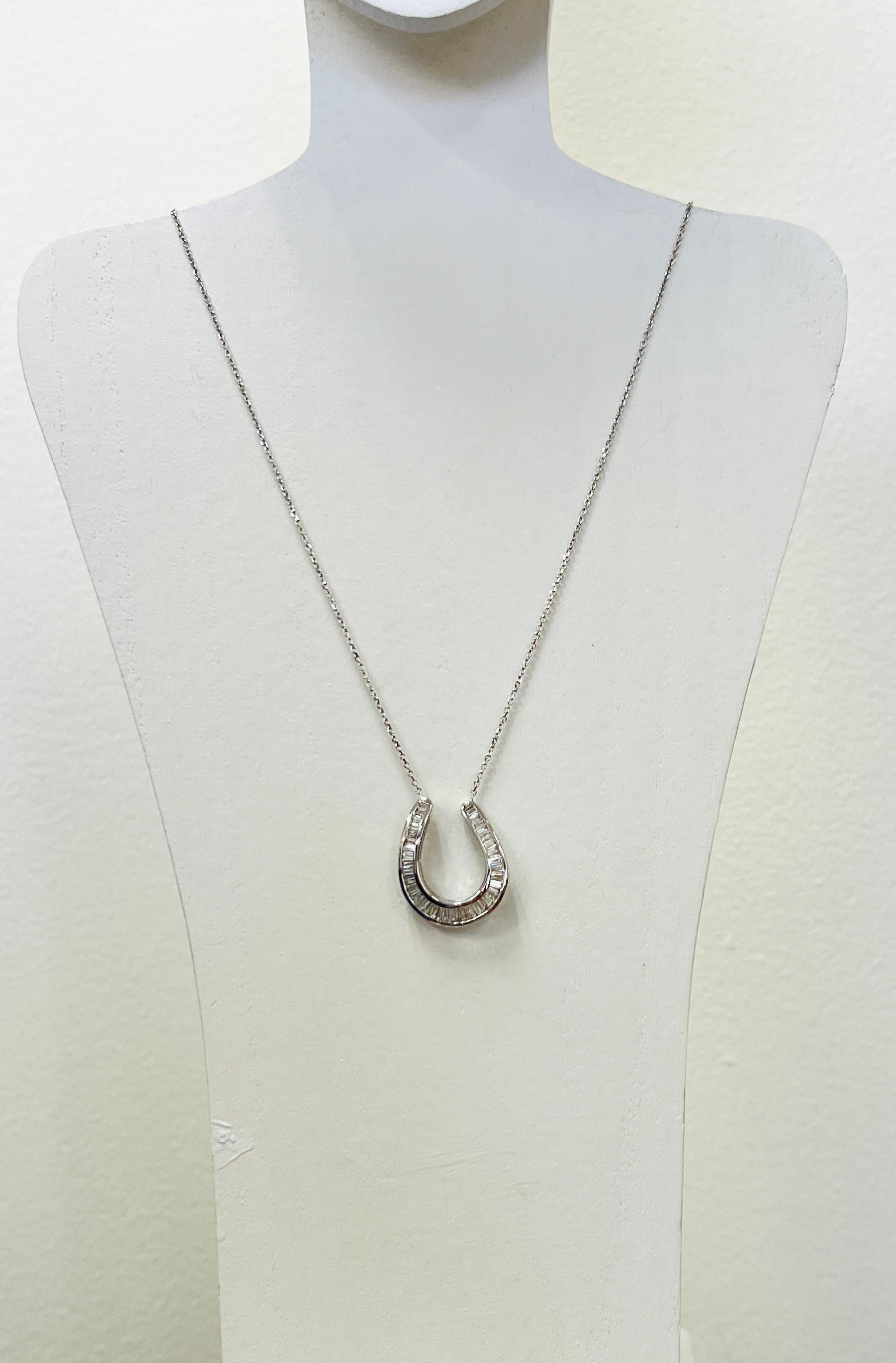 Femenino o masculino Collar Colgante Herradura de Diamantes Baguette Blancos en Oro Blanco de 18 K en venta