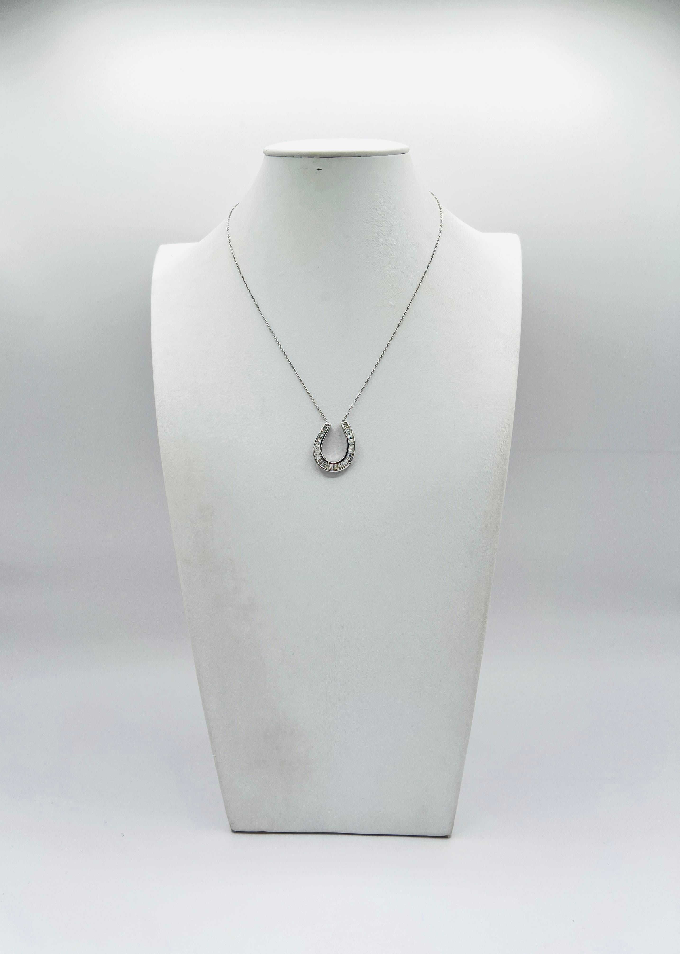 Femenino o masculino Collar Colgante Herradura de Diamantes Baguette Blancos en Oro Blanco de 18 K en venta