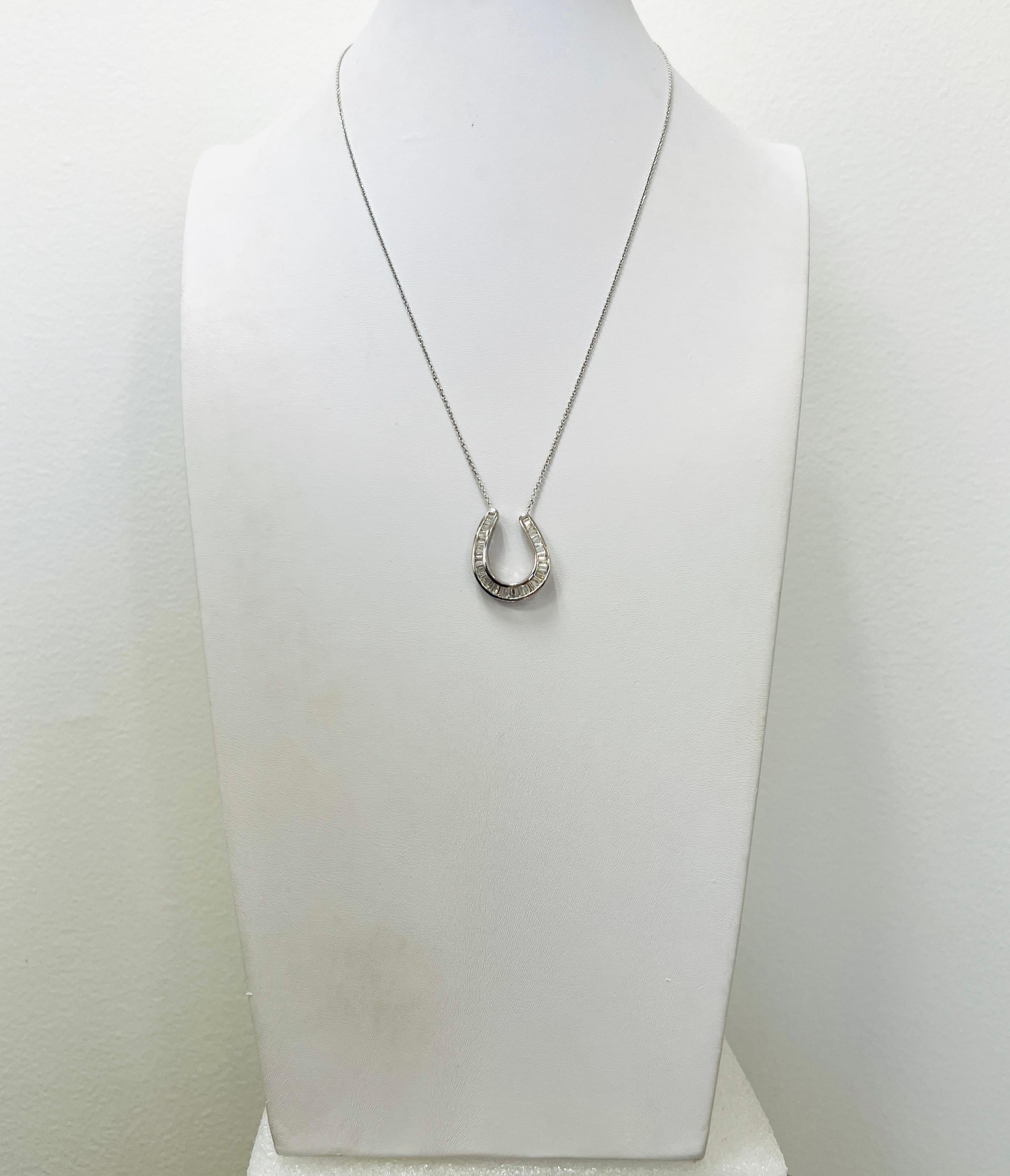 Collar Colgante Herradura de Diamantes Baguette Blancos en Oro Blanco de 18 K en venta 1