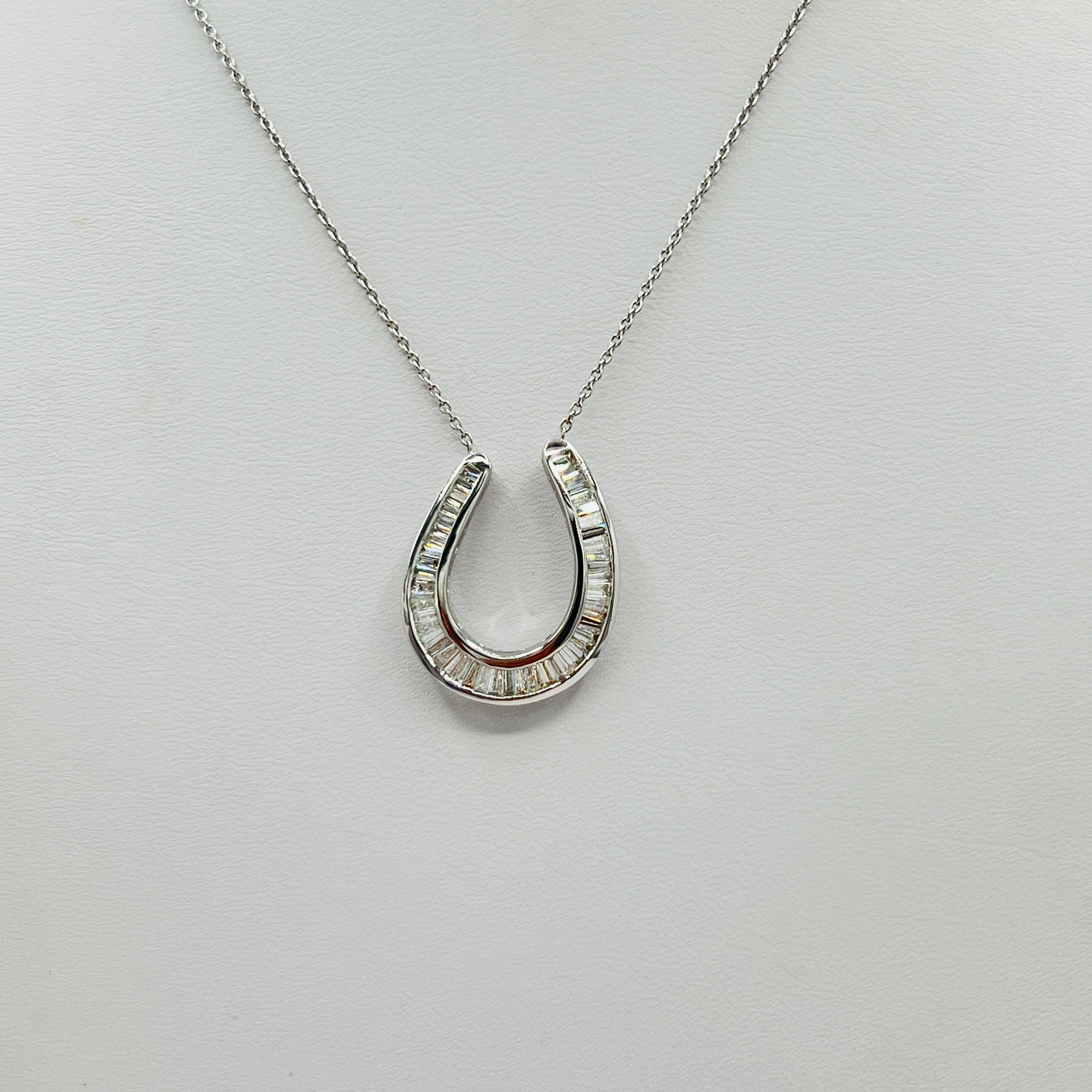 Collar Colgante Herradura de Diamantes Baguette Blancos en Oro Blanco de 18 K en venta 1