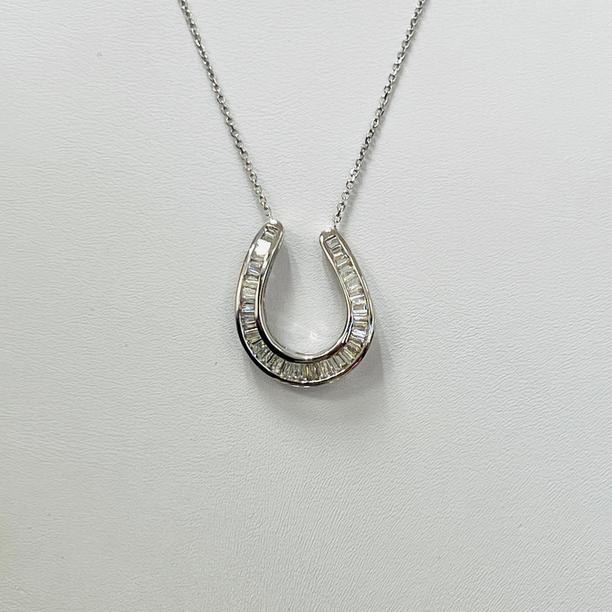 Collar Colgante Herradura de Diamantes Baguette Blancos en Oro Blanco de 18 K en venta 2