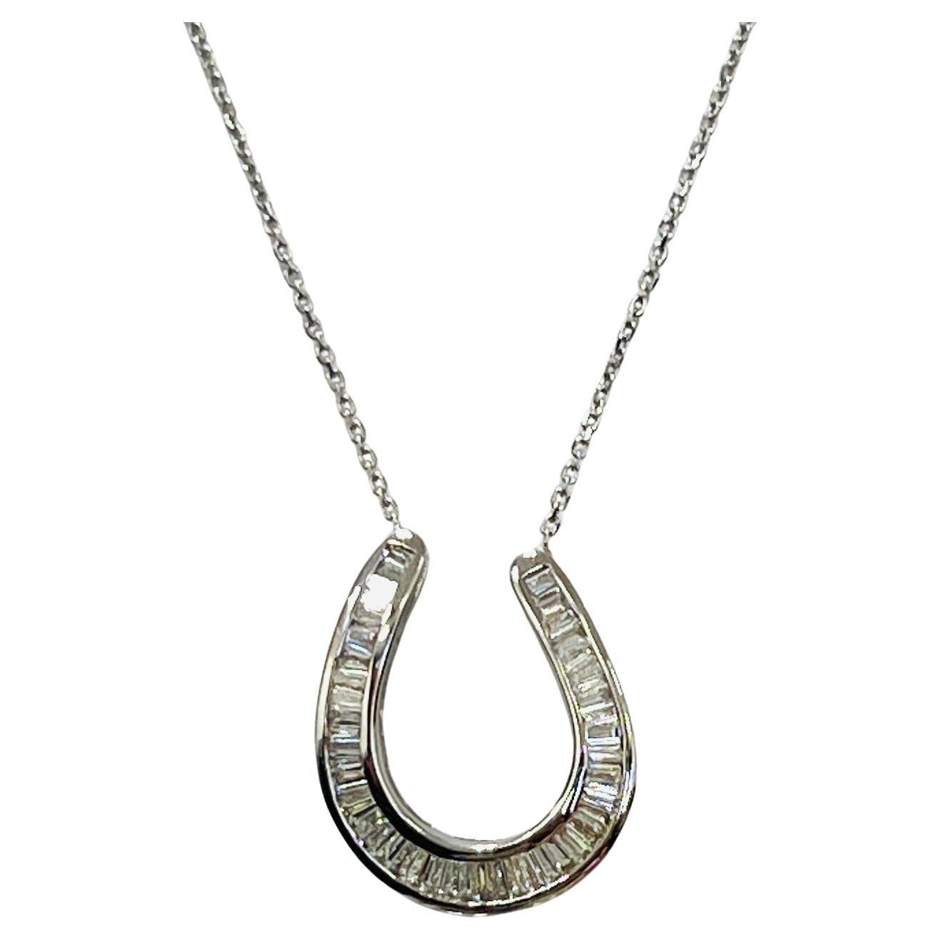 Collar Colgante Herradura de Diamantes Baguette Blancos en Oro Blanco de 18 K en venta