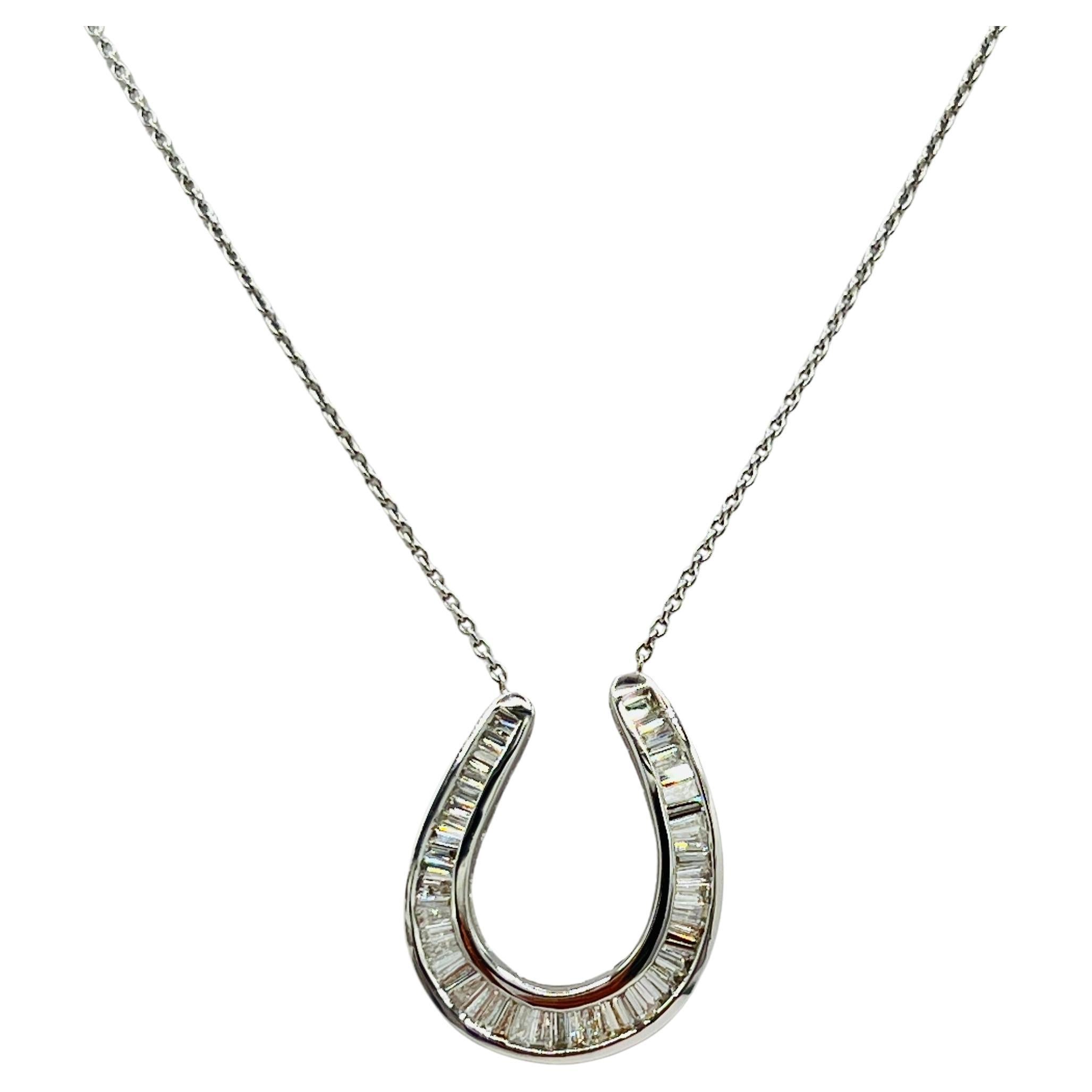 Collar Colgante Herradura de Diamantes Baguette Blancos en Oro Blanco de 18 K en venta