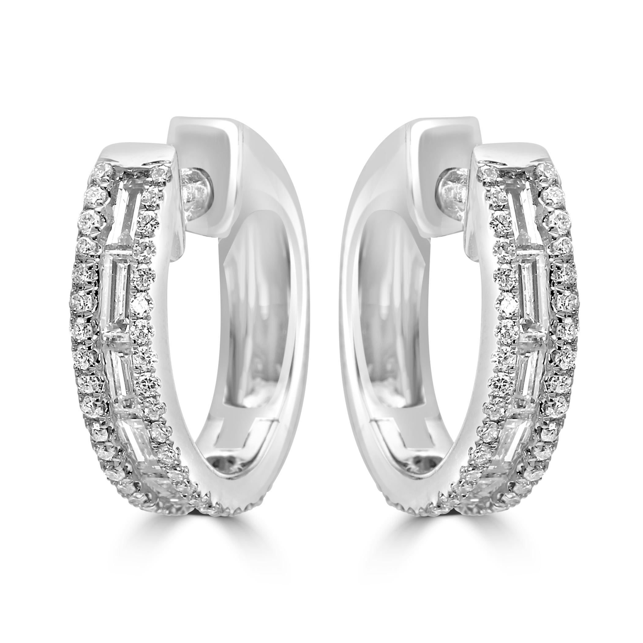 Ces superbes boucles d'oreilles présentent une rangée centrale de baguettes de diamants blancs brillants, totalisant 0,59 carats, flanquée de deux rangées de diamants blancs ronds étincelants, totalisant 0,30 carats.

Le design élégant et moderne de