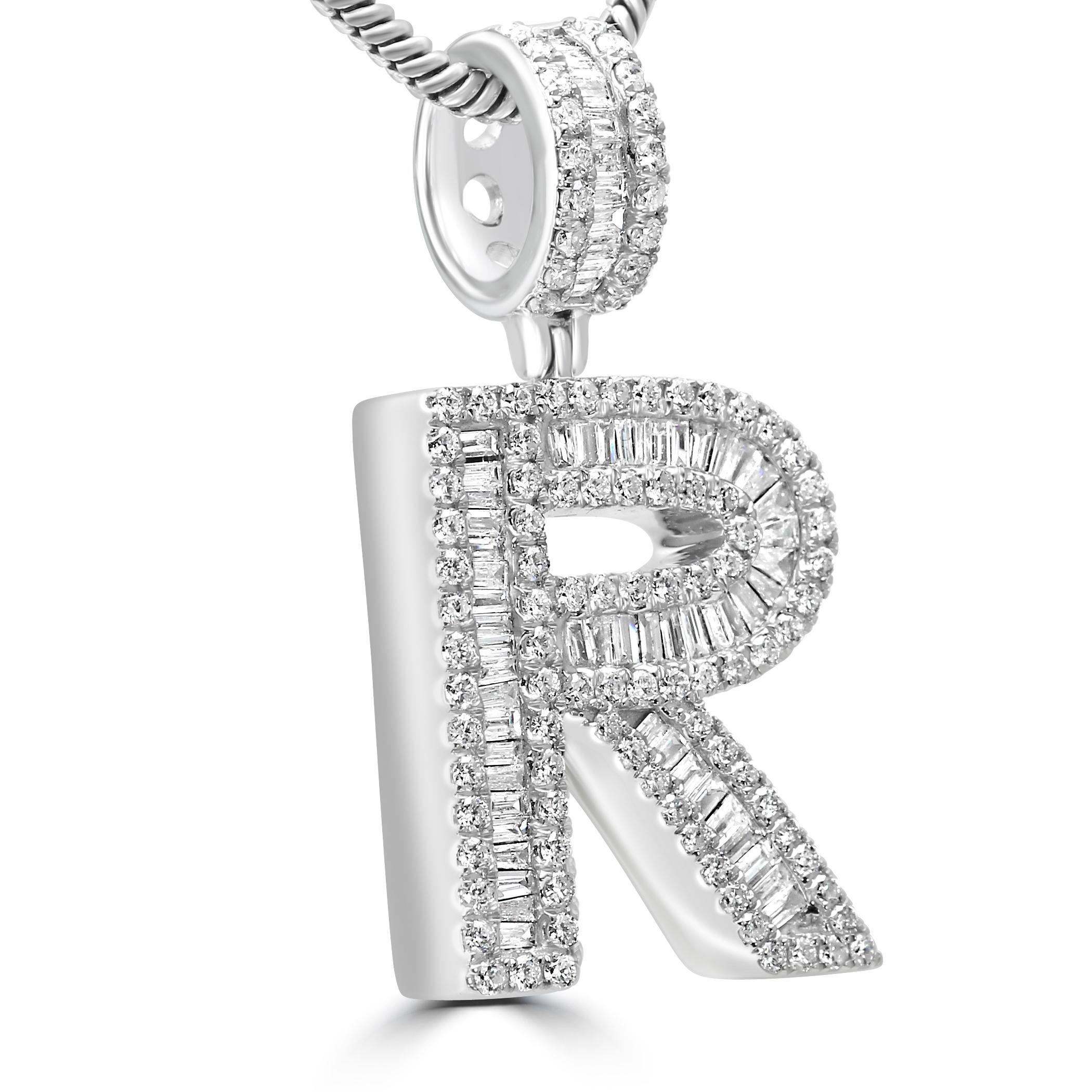Fai un'audace dichiarazione di lusso ed eleganza con il nostro ciondolo a forma di lettera. 

Il pendente presenta 1.24 carati di diamanti baguette, accuratamente incastonati a mano dai nostri maestri artigiani per creare un'estetica elegante e