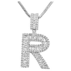 Ciondolo moda con diamante bianco Baguette e rotondo in oro bianco 14 carati Lettera "R"