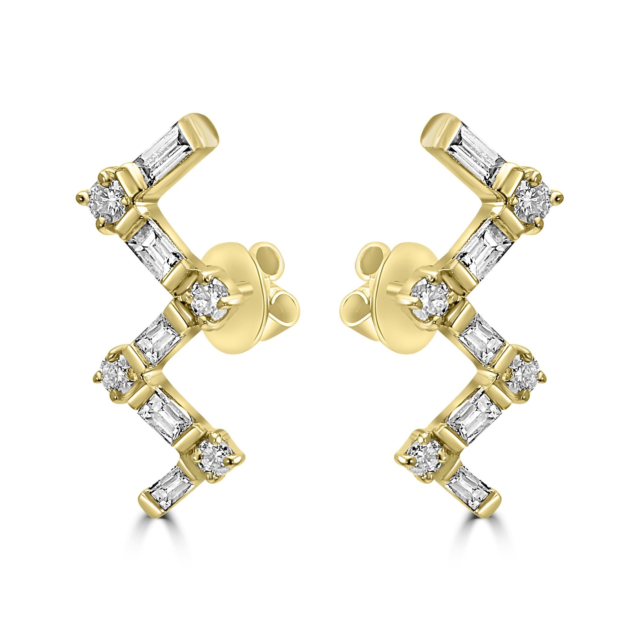 Ces superbes boucles d'oreilles présentent une combinaison captivante de diamants étincelants, dont 0,18 carats de diamants ronds et 0,36 carats de diamants baguettes.

Les diamants ronds apportent une brillance classique, tandis que les diamants
