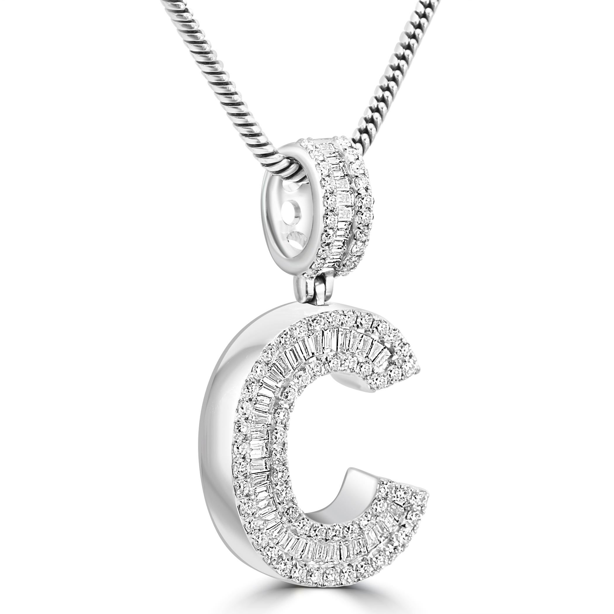 Fai un'audace dichiarazione di lusso ed eleganza con il nostro ciondolo a forma di lettera. 

Il pendente presenta 0.82 carati di diamanti baguette, accuratamente incastonati a mano dai nostri maestri artigiani per creare un'estetica elegante e