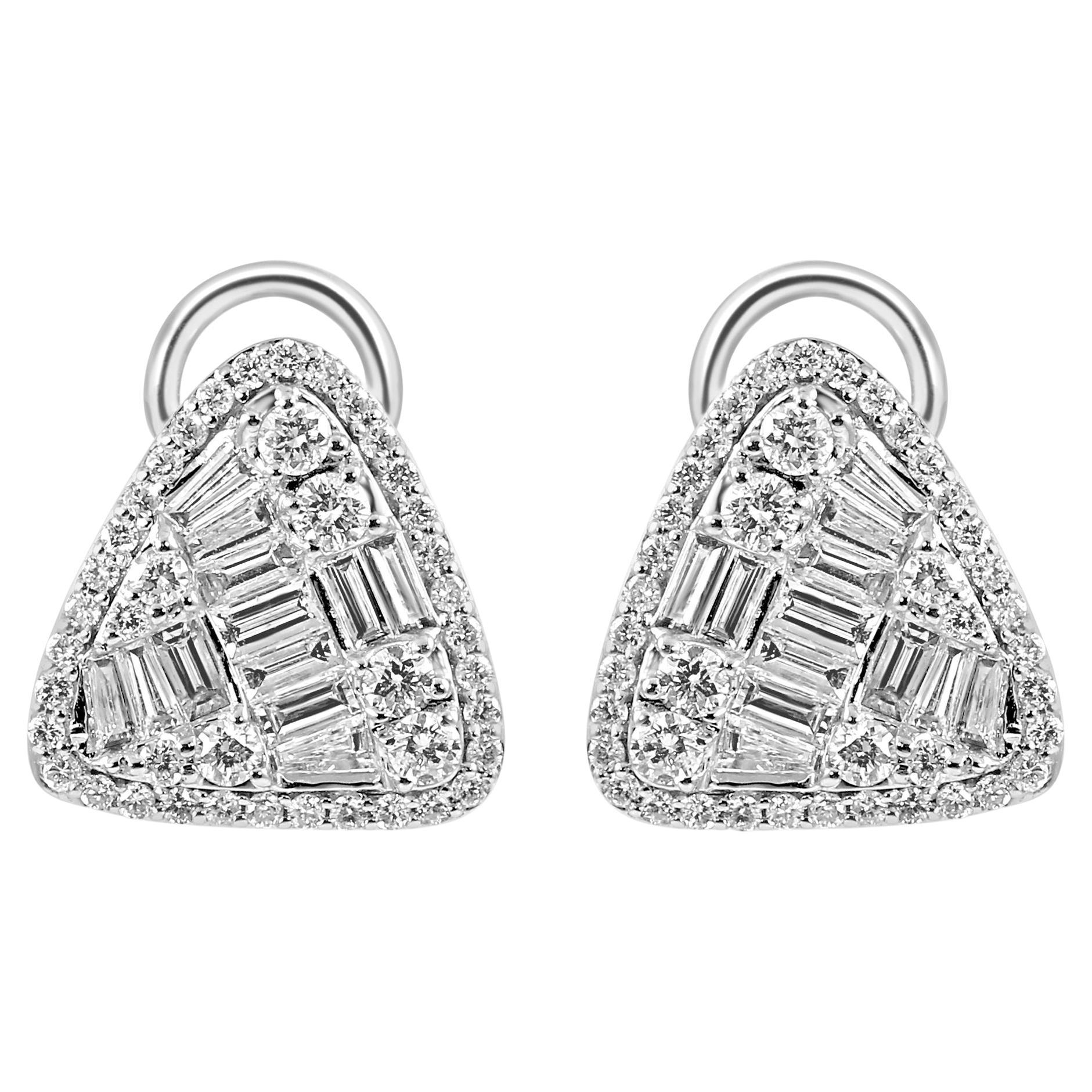 Boucle d'oreille à levier en or blanc avec diamant baguette rond et halo en forme de triangle en vente
