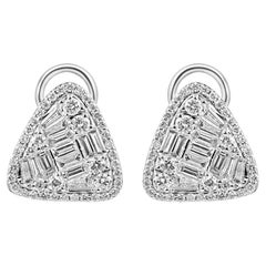 Boucle d'oreille à levier en or blanc avec diamant baguette rond et halo en forme de triangle