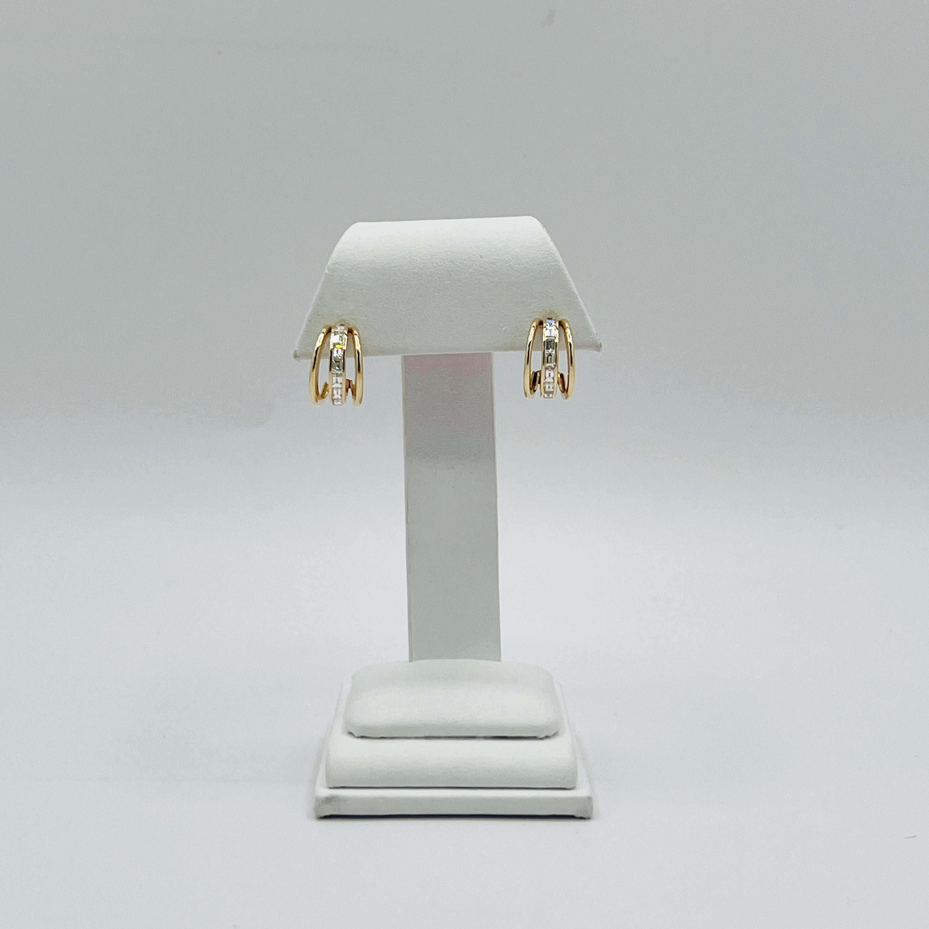 Boucles d'oreilles en or jaune 14K avec diamants blancs baguettes et demi-cercles Neuf - En vente à Los Angeles, CA