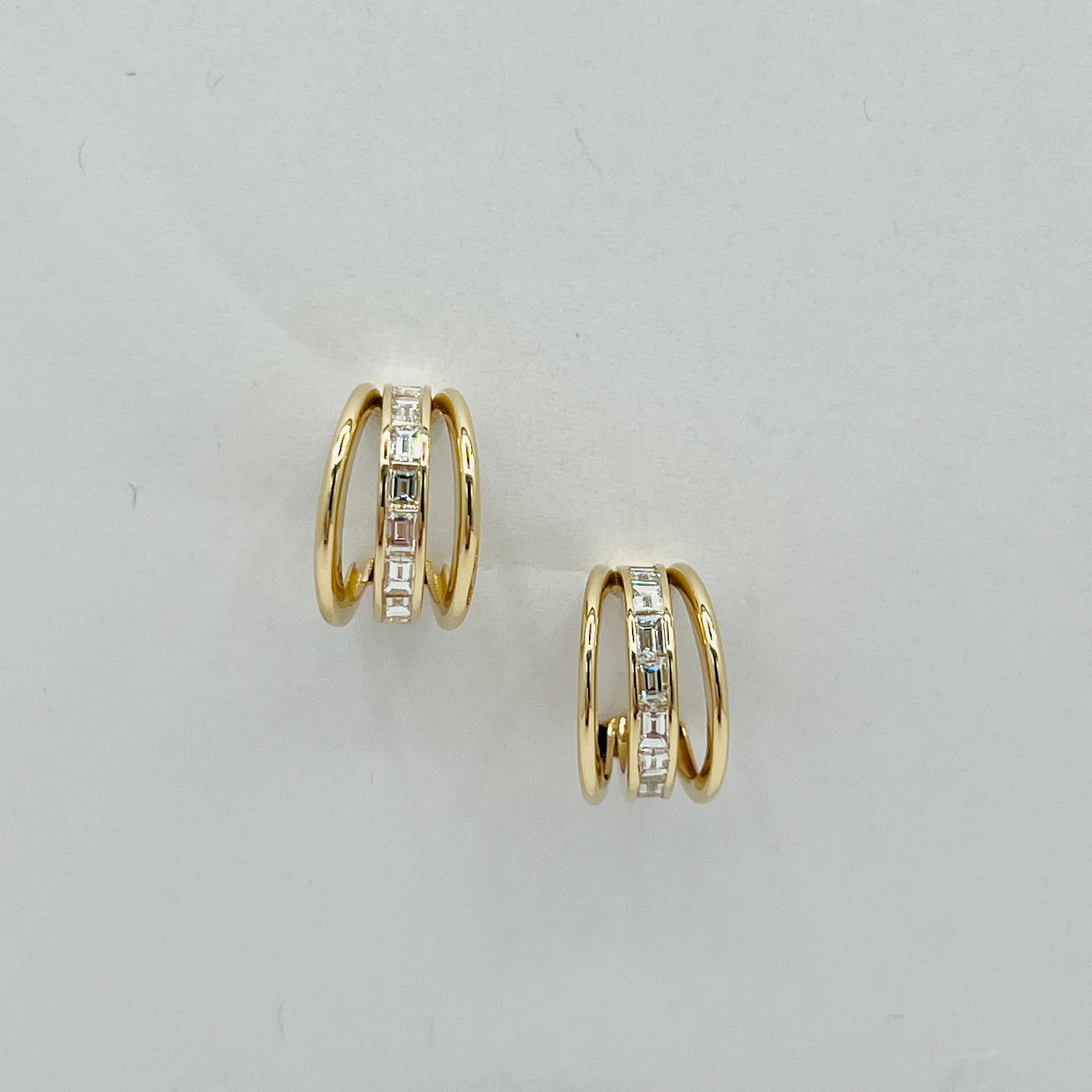 Boucles d'oreilles en or jaune 14K avec diamants blancs baguettes et demi-cercles Unisexe en vente