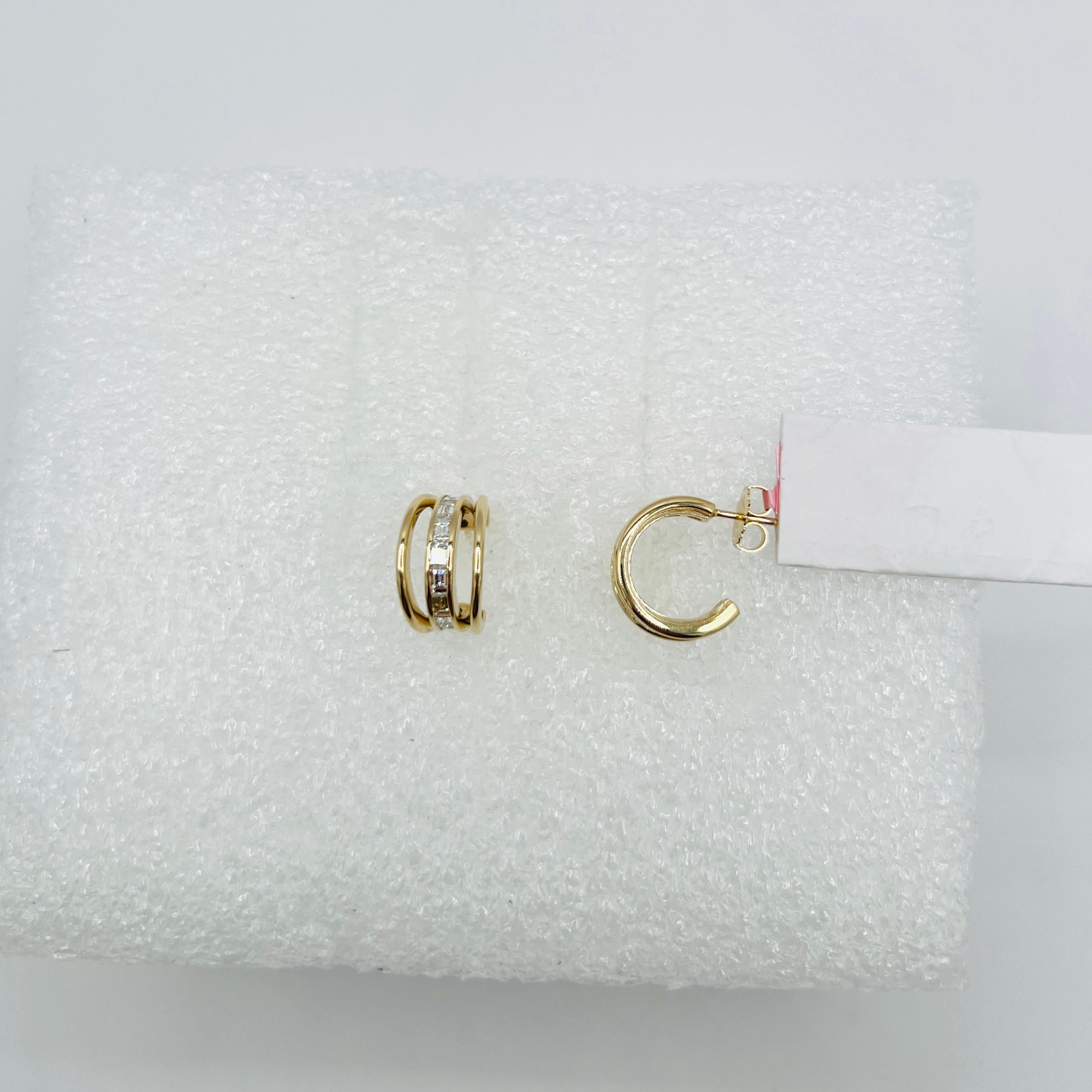 Boucles d'oreilles en or jaune 14K avec diamants blancs baguettes et demi-cercles en vente 1