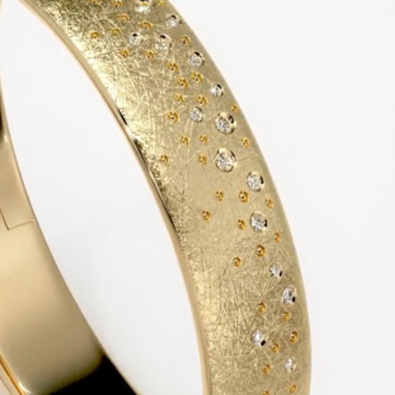 Women's 18K White Diamond Bangles Bracelets of 'soonhee' (size L:circumference 20.5 cm ) For Sale
