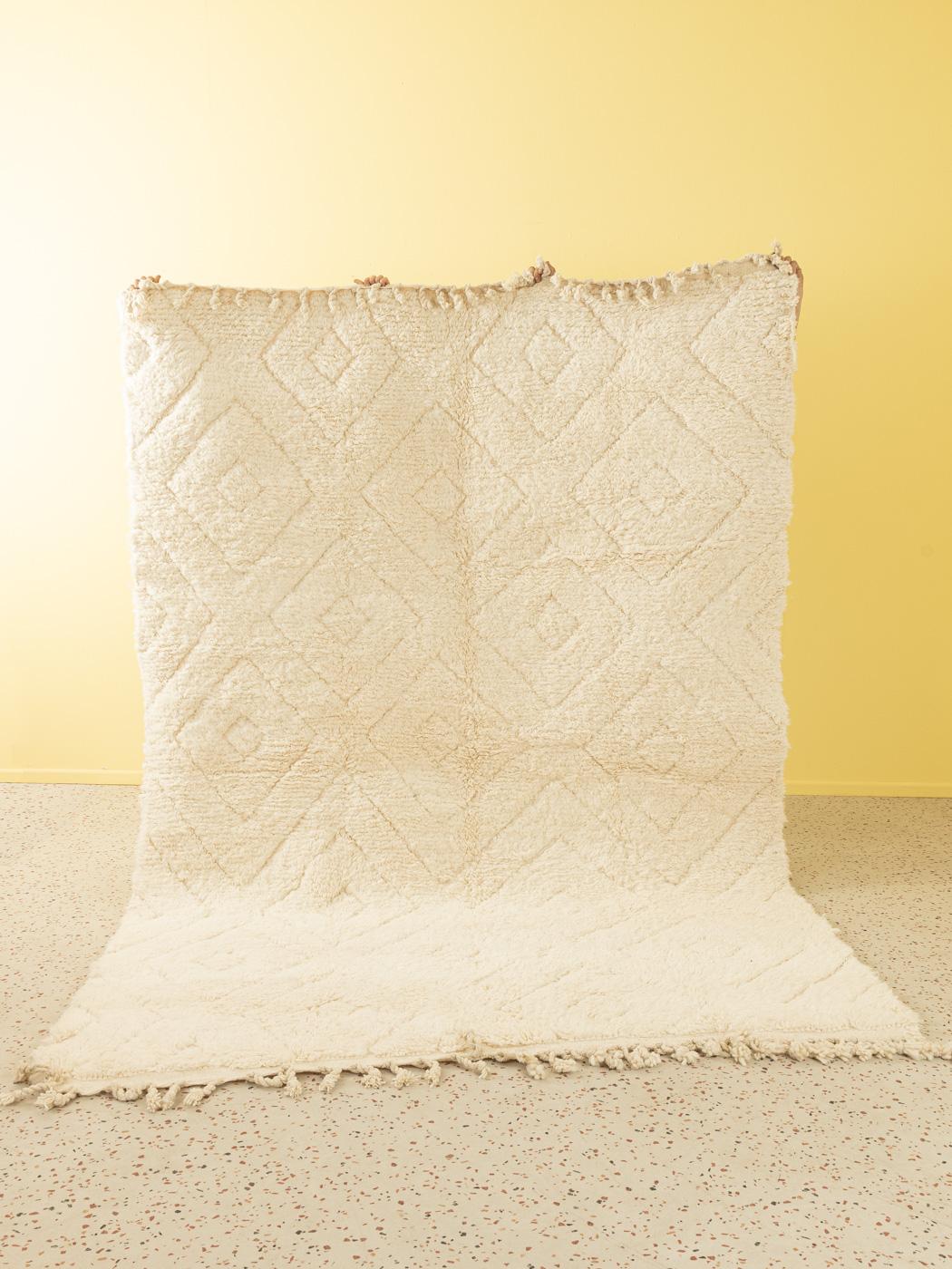 White Diamond is a contemporary 100% wool rug – thick and soft, comfortable underfoot. Our Berber rugs are handwoven and handknotted by Amazigh women in the Atlas Mountains. These communities have been crafting rugs for thousands of years. One knot