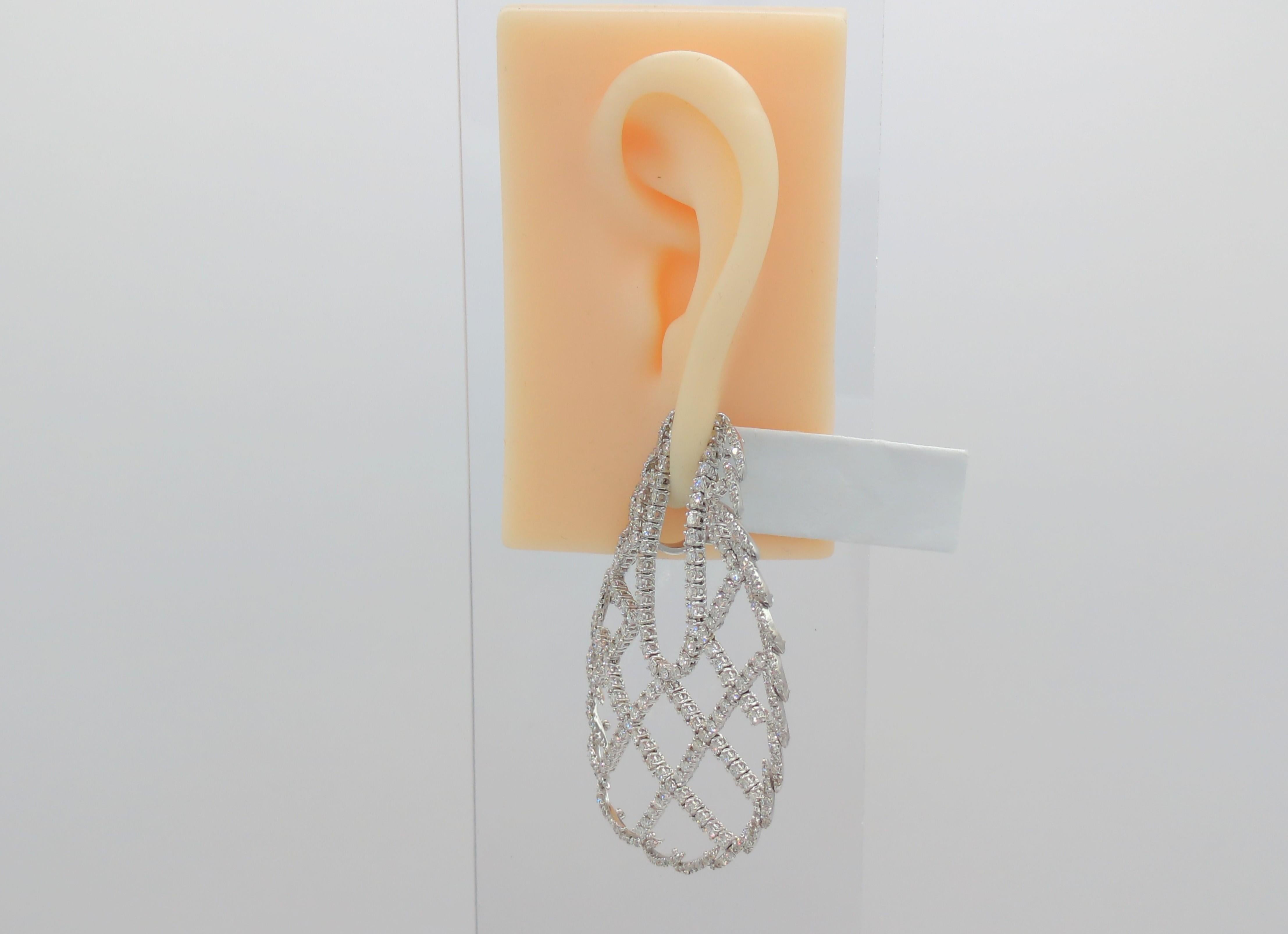 Große Ohrringe mit weißen Diamanten aus 18 Karat Weißgold (Rundschliff) im Angebot