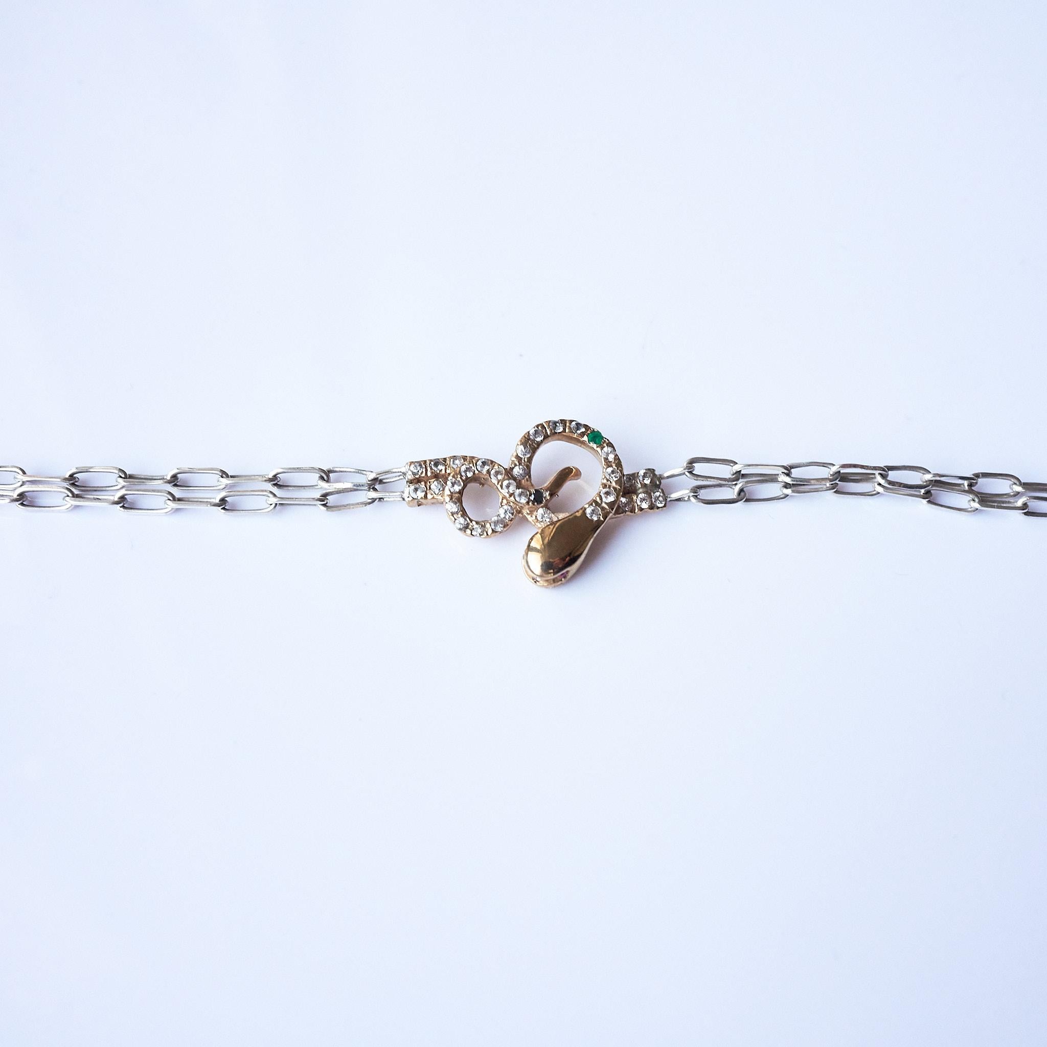 Contemporain Bracelet serpent en argent avec diamants blancs, diamants noirs, émeraudes et rubis et chaîne en bronze en vente
