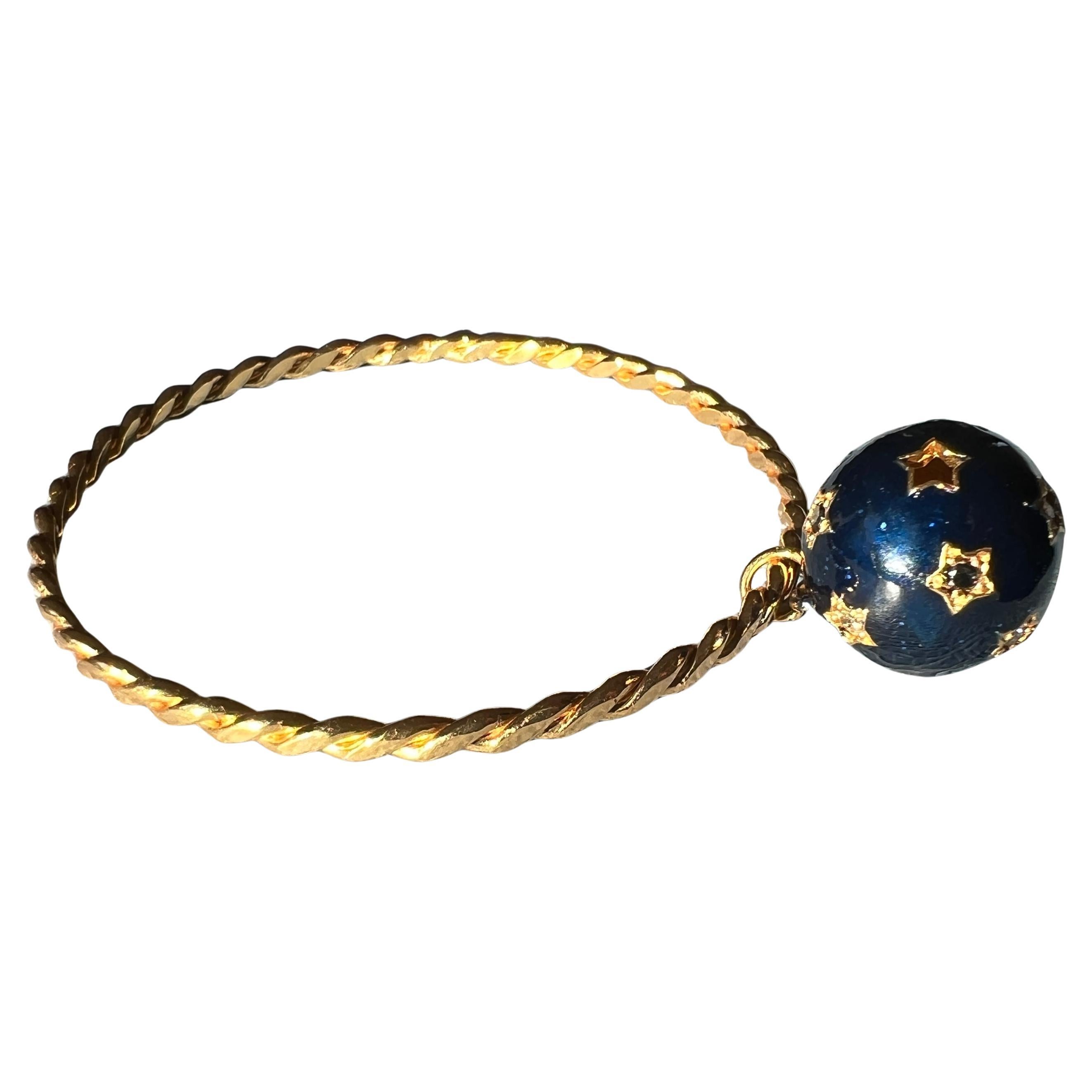 Sternanhänger mit weißem und schwarzem Diamanten, der an diesem Armband aus 18 K vergoldetem Messing und Emaille hängt

Designer: J DAUPHIN

Weiße Diamanten werden oft als kraftvolle Symbole für Reinheit, Konzentration und geistige Klarheit