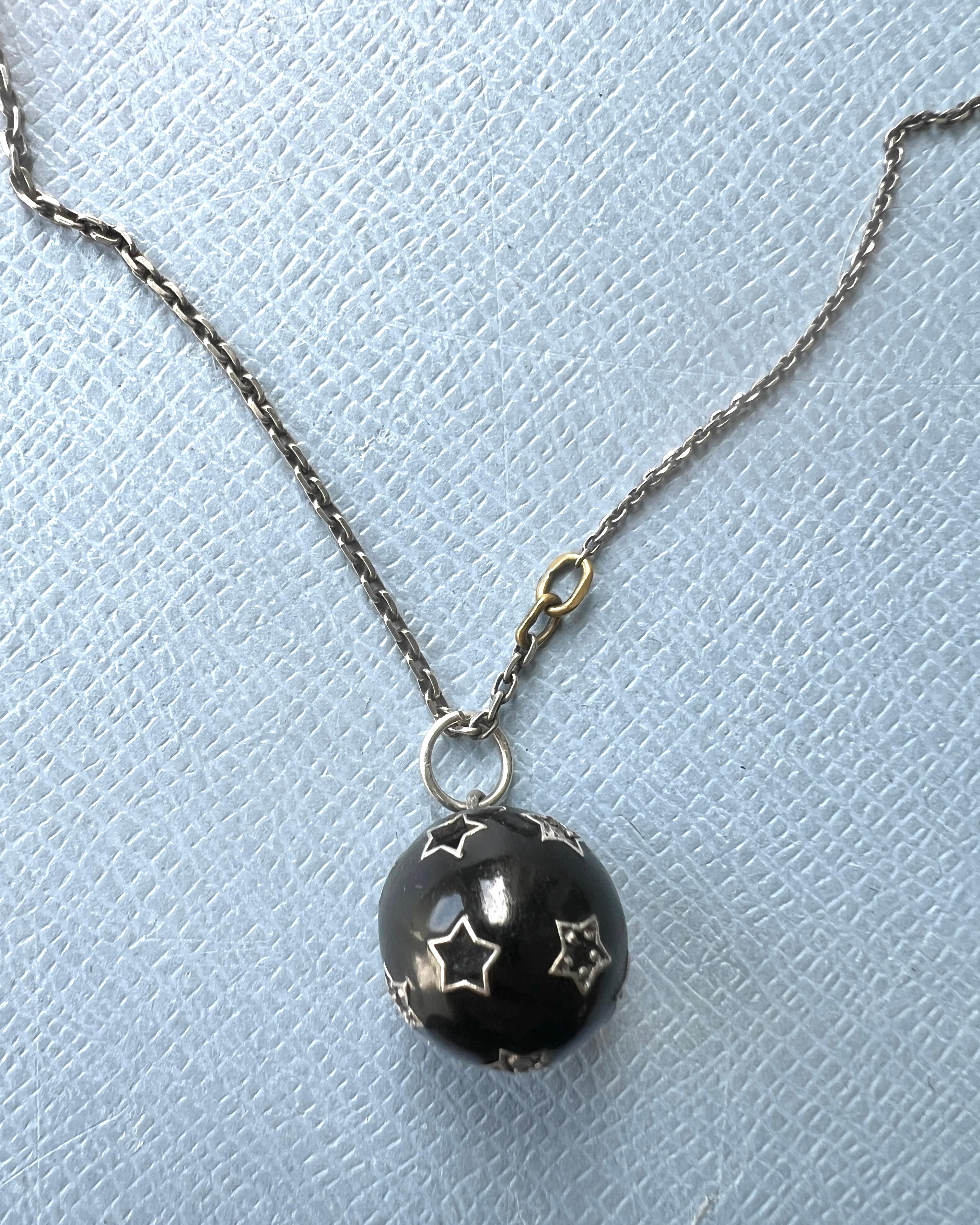 White Diamond Black Diamond Star Pendant Necklace Black Enamel Ball in vendita 6