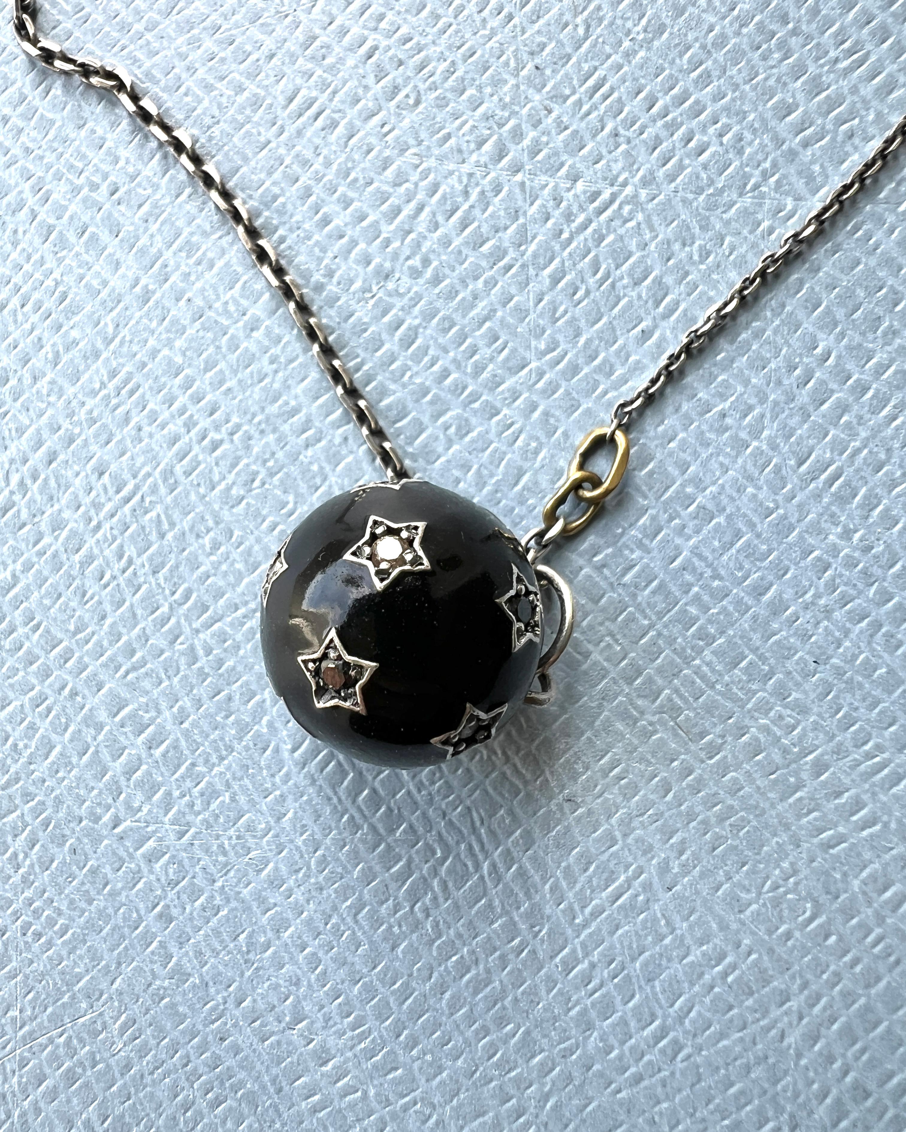 White Diamond Black Diamond Star Pendant Necklace Black Enamel Ball in vendita 12