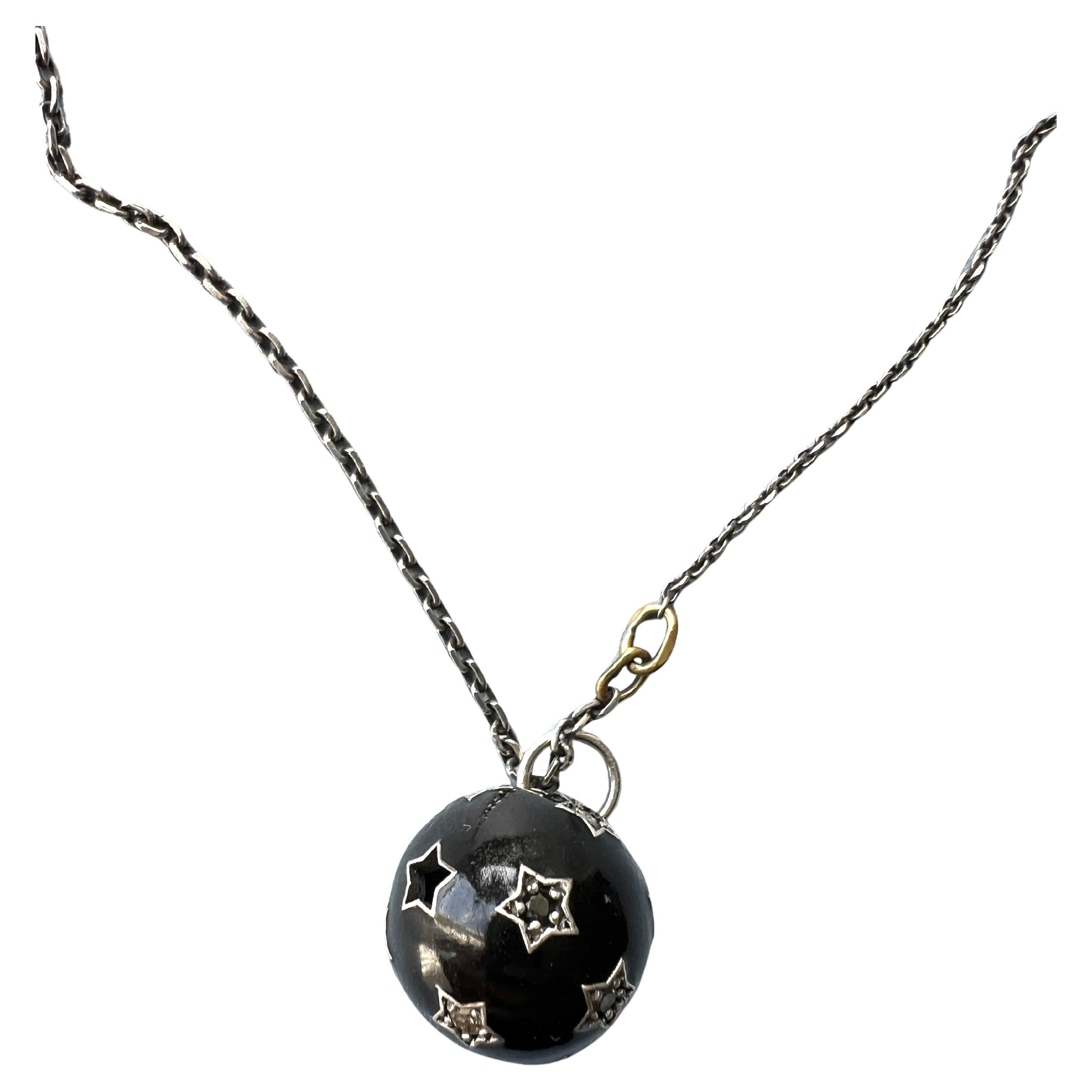 Contemporaneo White Diamond Black Diamond Star Pendant Necklace Black Enamel Ball in vendita