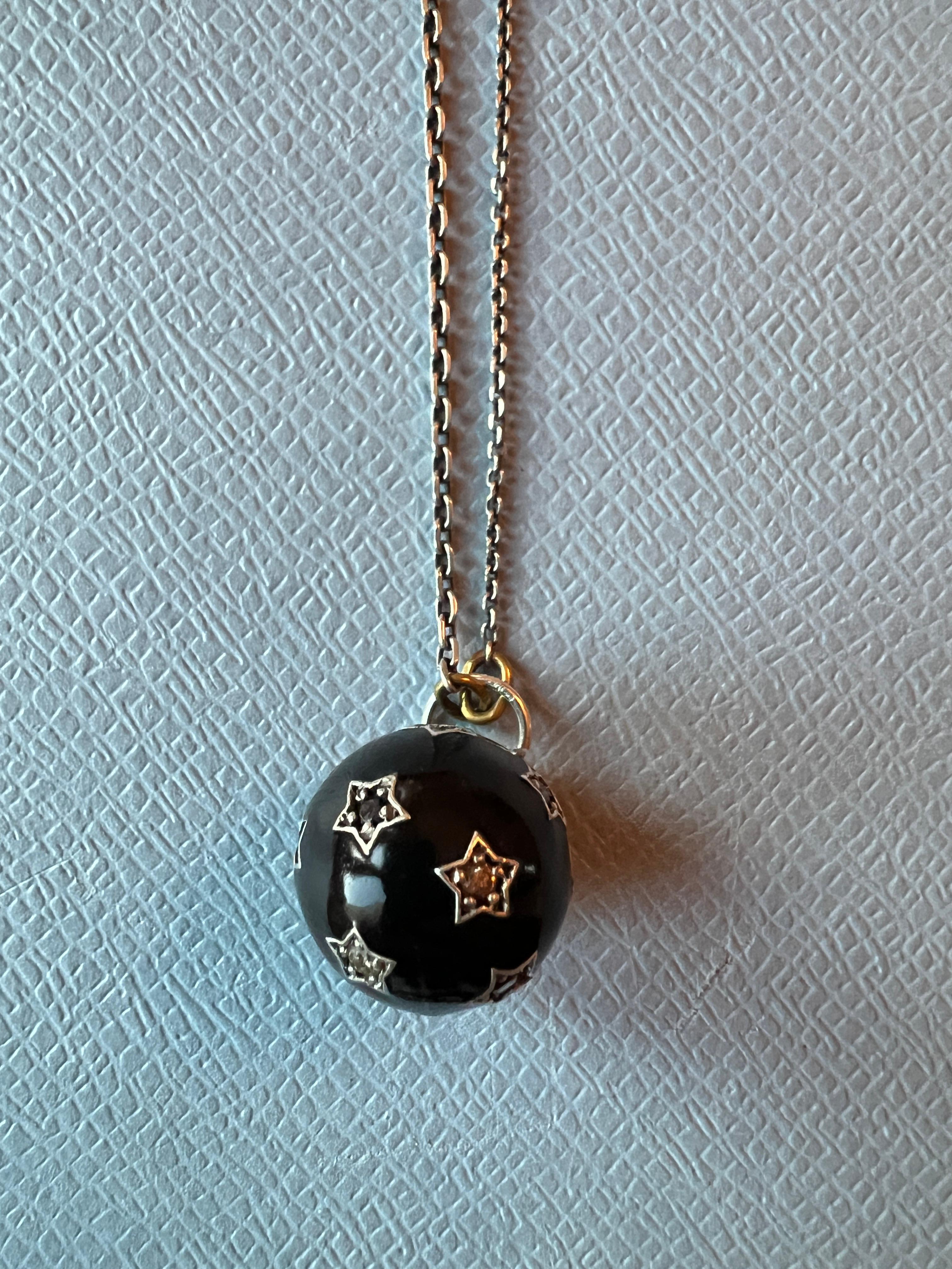 White Diamond Black Diamond Star Pendant Necklace Black Enamel Ball in vendita 2