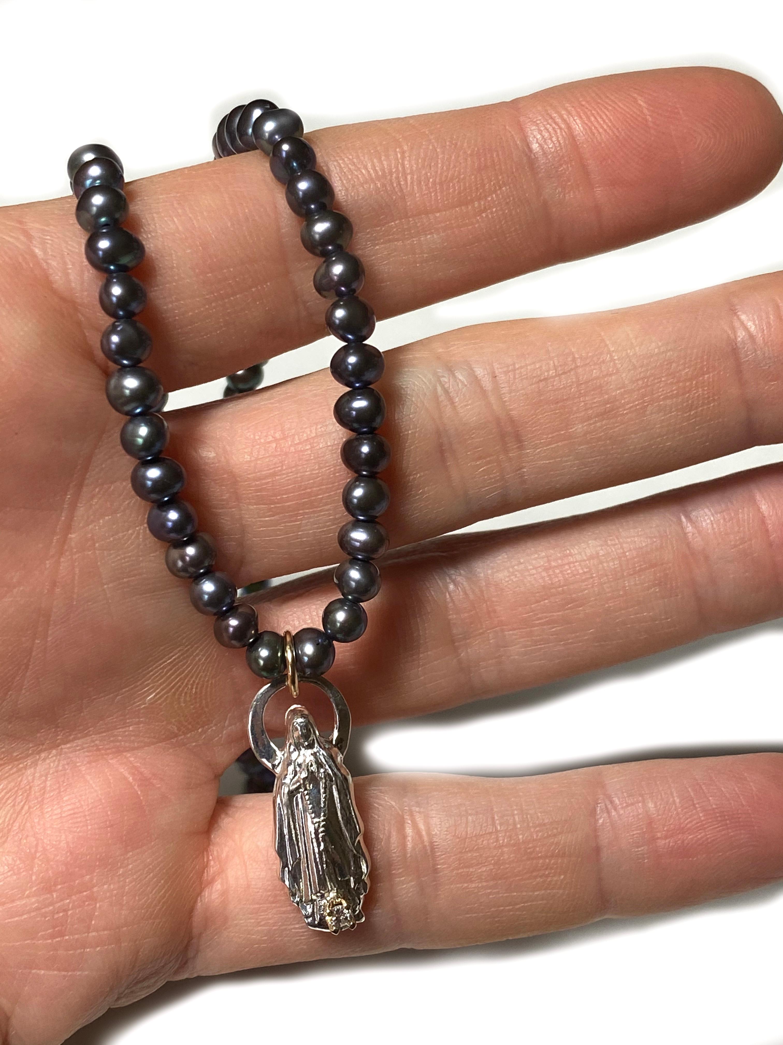 Halskette mit schwarzem Perlen-Perlen-Perlenanhänger, Jungfrau Maria, Medaille J Dauphin (Zeitgenössisch) im Angebot