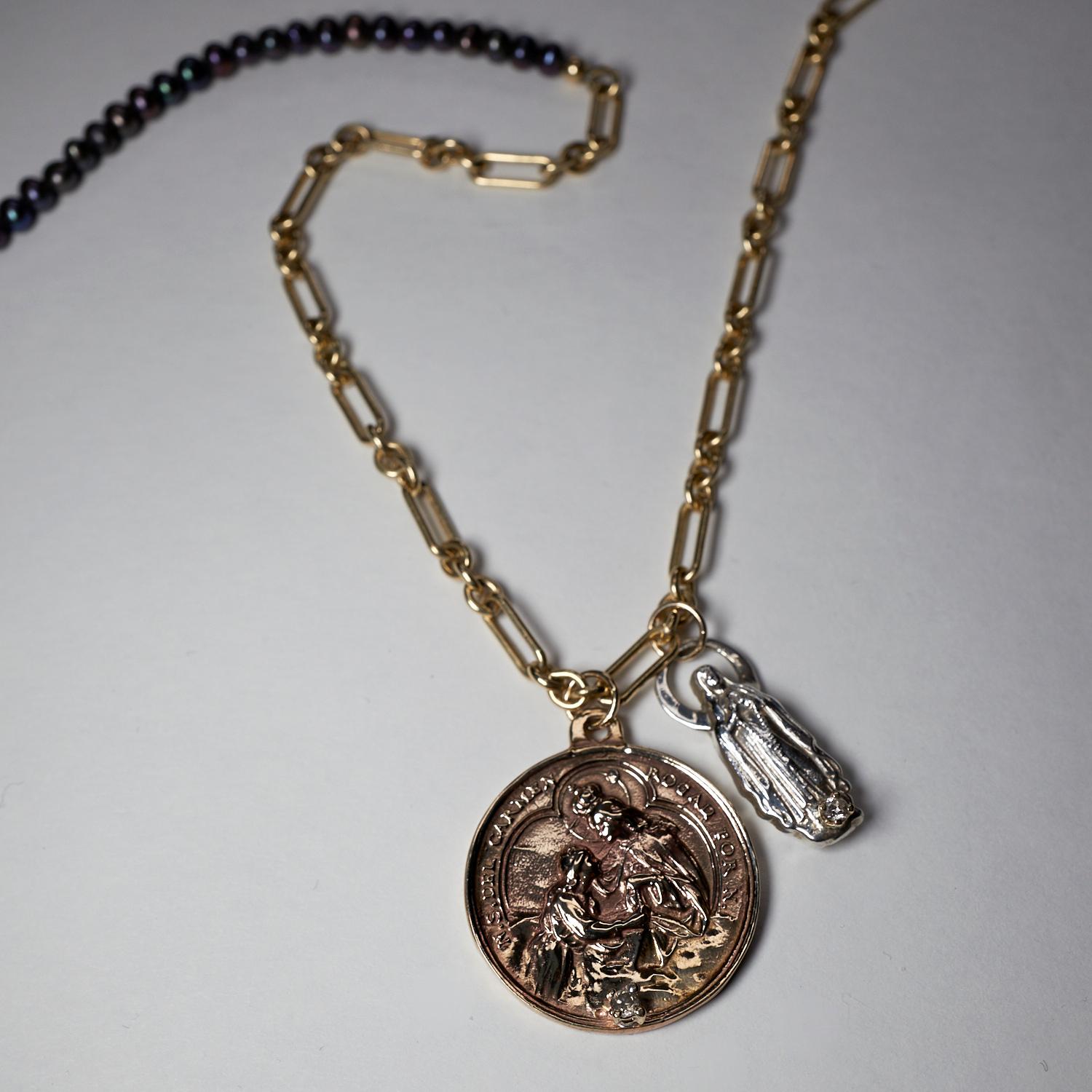 Taille brillant Collier à chaîne épaisse en perles noires et diamants blancs avec médaille de la Vierge Marie J Dauphin en vente