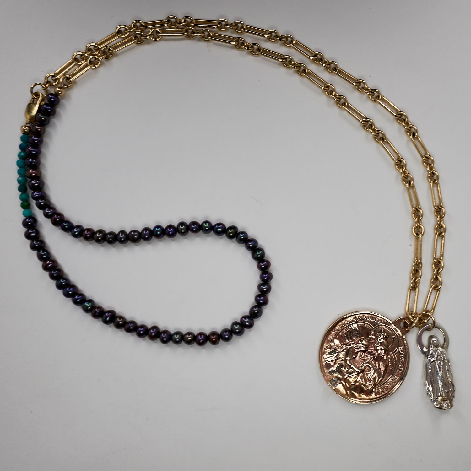 Chaîne collier en médaille épaisse en diamants blancs et perles noires avec pièce de monnaie de la Vierge Marie J Dauphin en vente 2