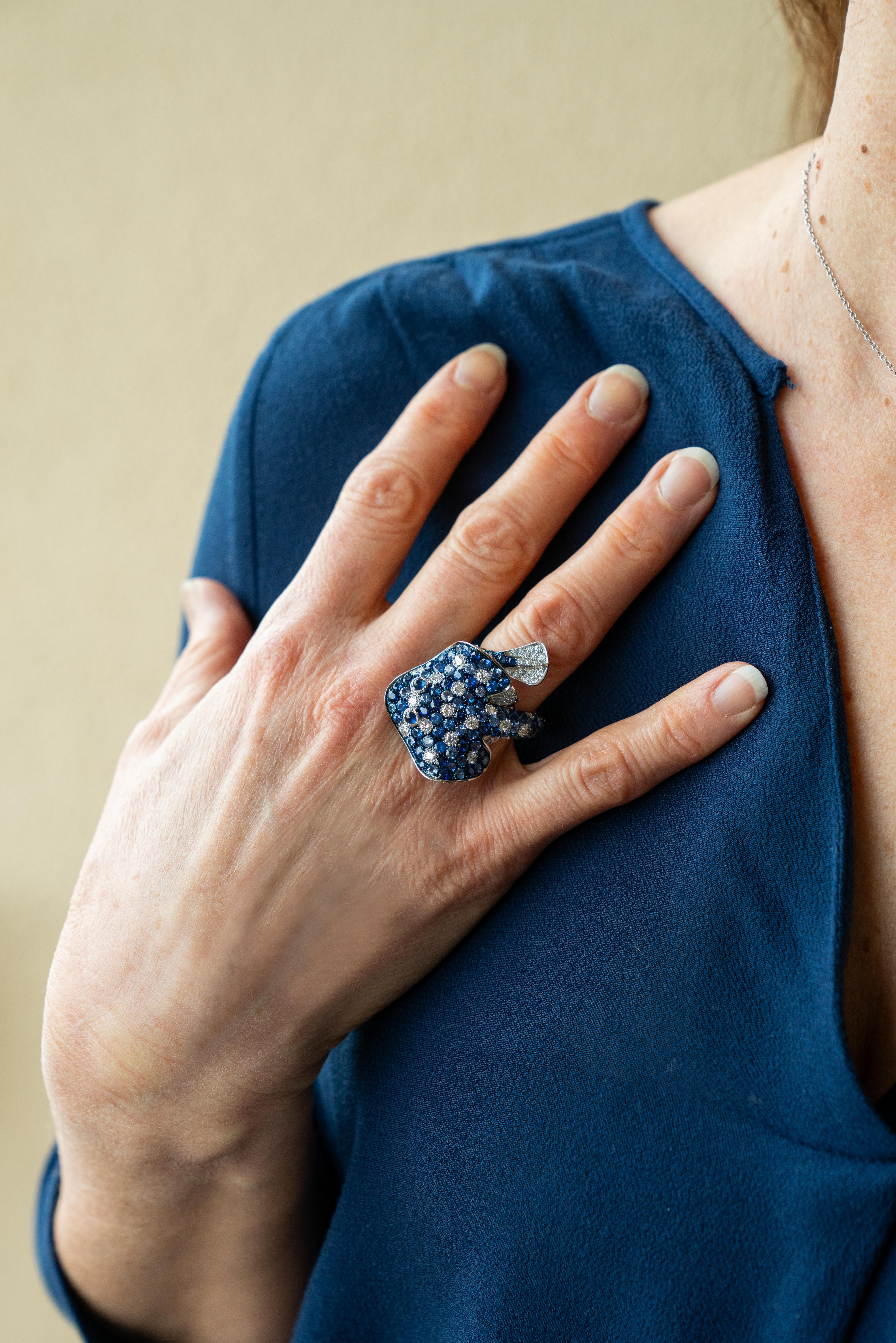 Artigiano Anello con diamante bianco e zaffiro blu in oro 18 carati Moda Ray Fish Made in Italy in vendita