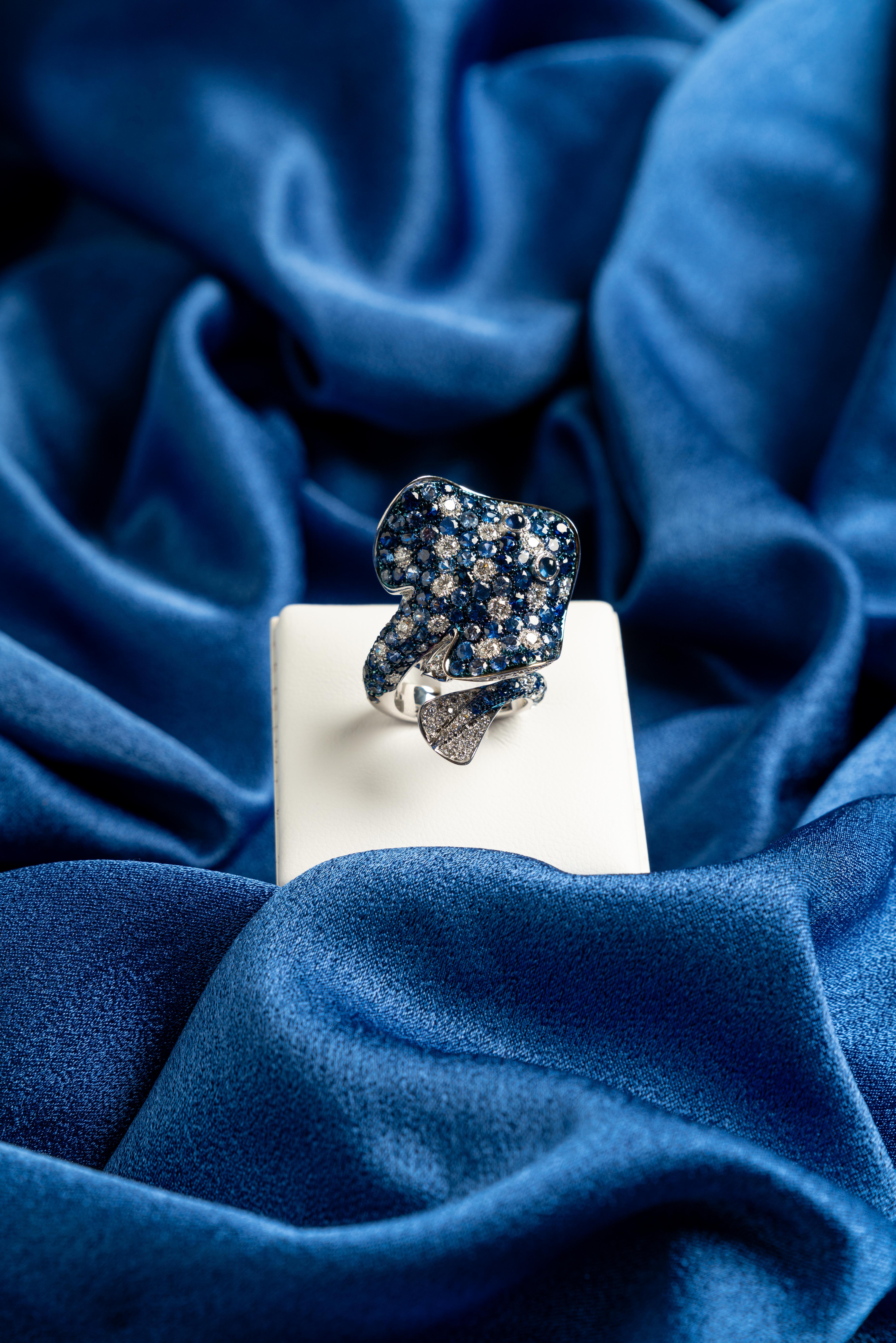 Anello con diamante bianco e zaffiro blu in oro 18 carati Moda Ray Fish Made in Italy In condizioni Nuovo in vendita a Bussolengo, Verona