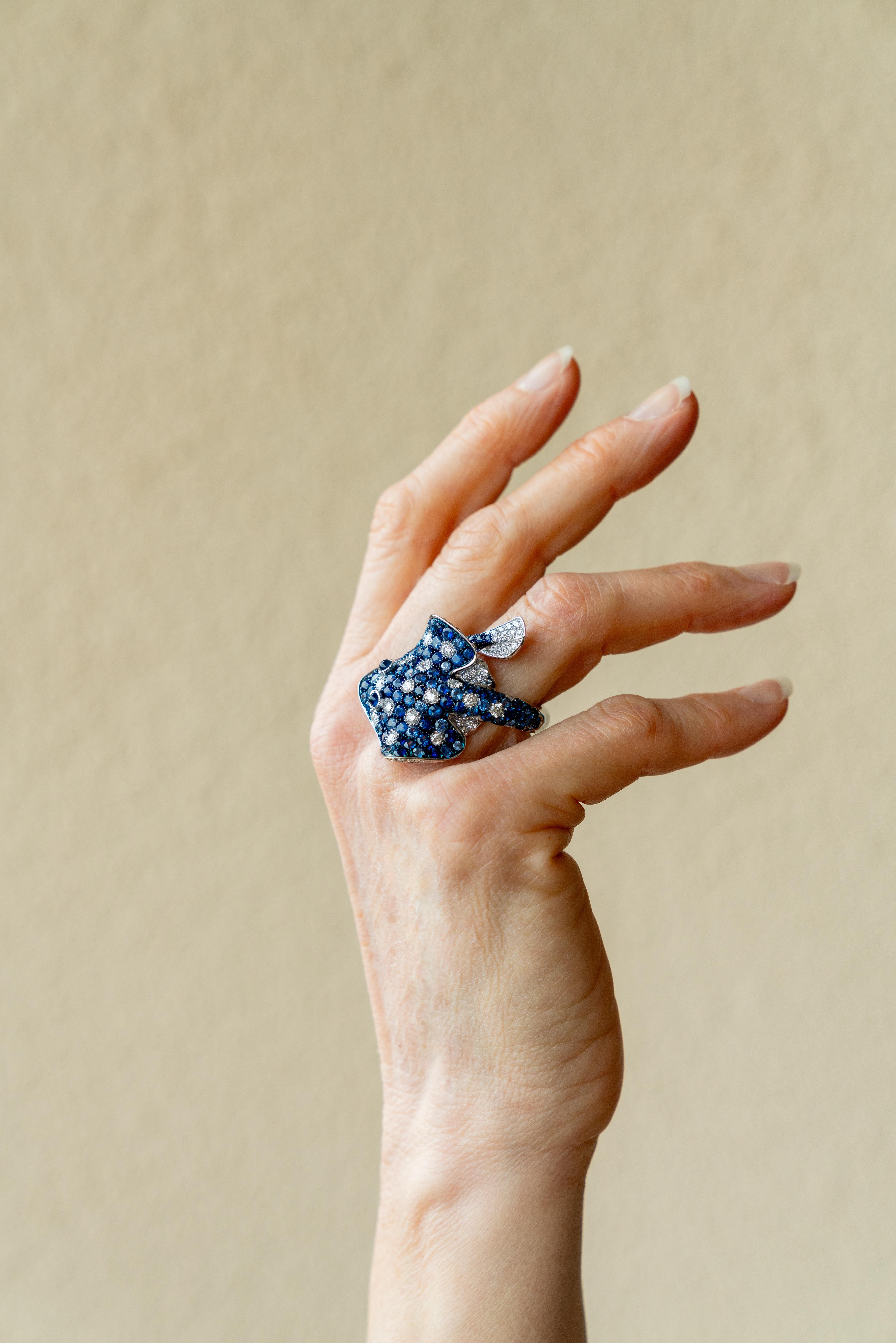 Taglio rotondo Anello con diamante bianco e zaffiro blu in oro 18 carati Moda Ray Fish Made in Italy in vendita