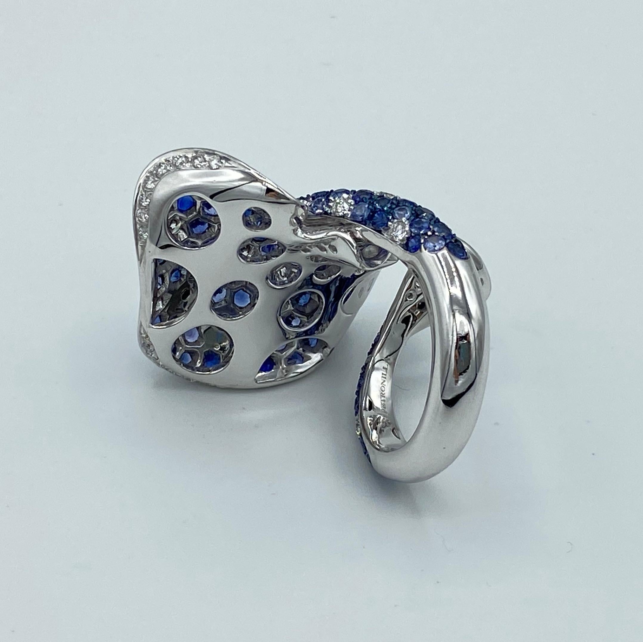Bague Ray Fish en or 18 carats avec diamants blancs et saphirs bleus, fabrication italienne en vente 5