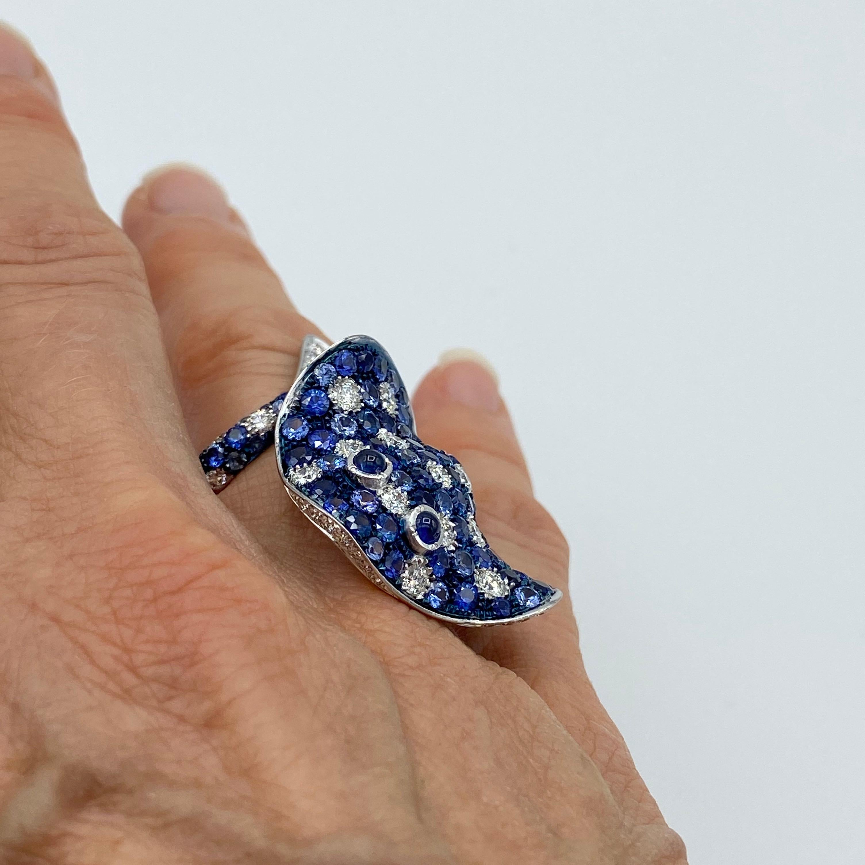 White Diamond Blue Sapphire 18 Karat Gold Fashion Ray Fish Made in Italy Ring For Sale 7