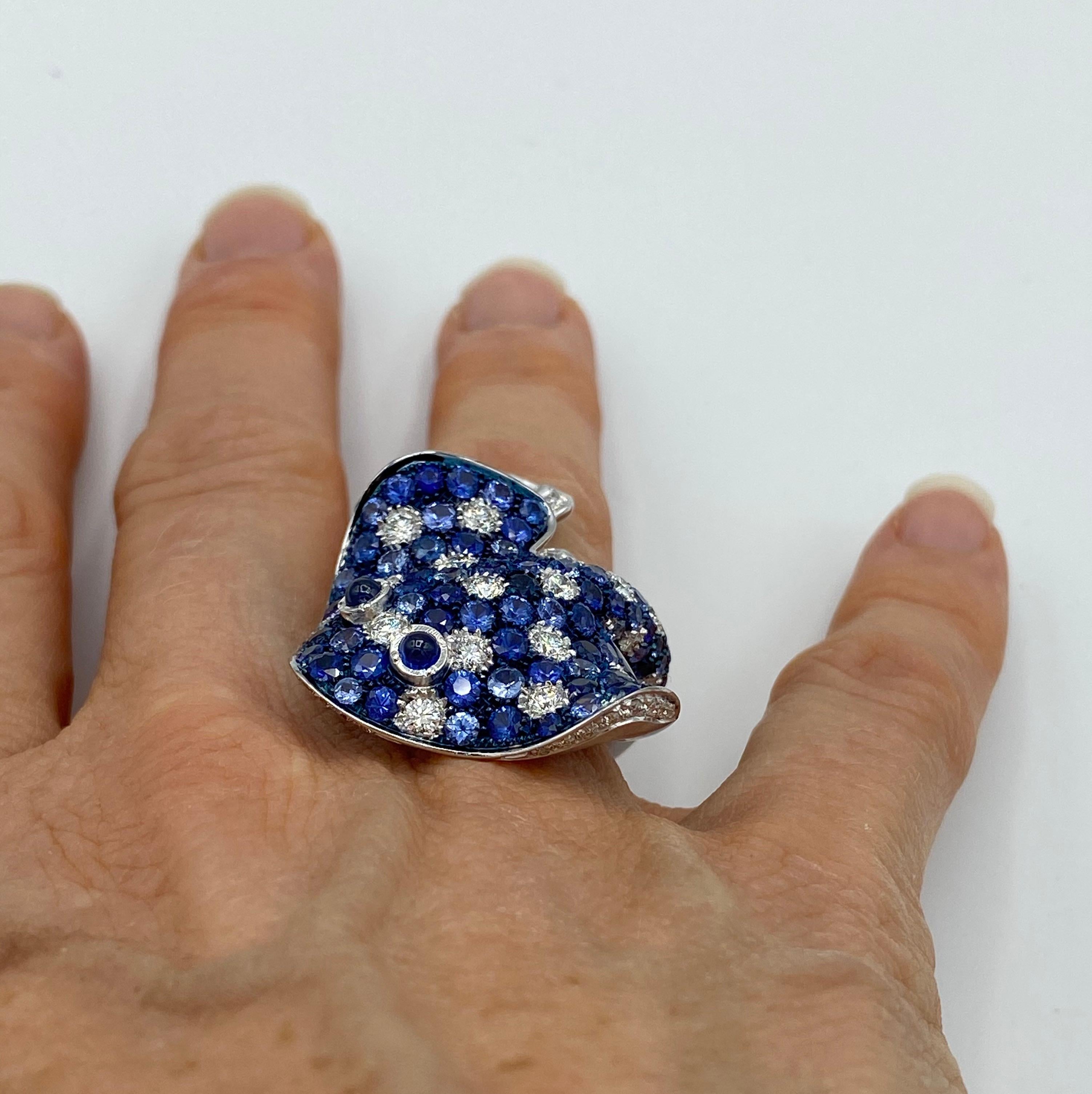 White Diamond Blue Sapphire 18 Karat Gold Fashion Ray Fish Made in Italy Ring For Sale 8