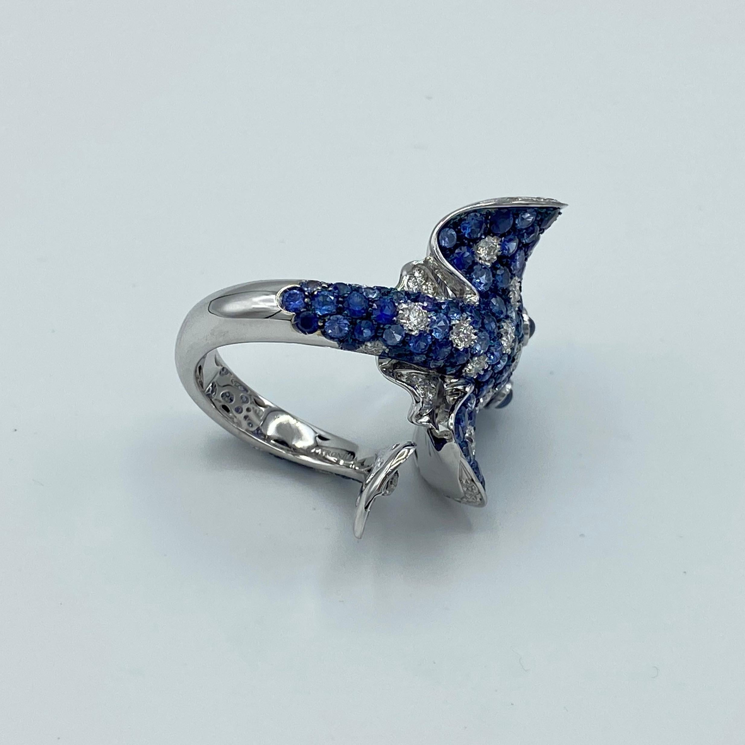 Round Cut White Diamond Blue Sapphire 18 Karat Gold Fashion Ray Fish Made in Italy Ring For Sale