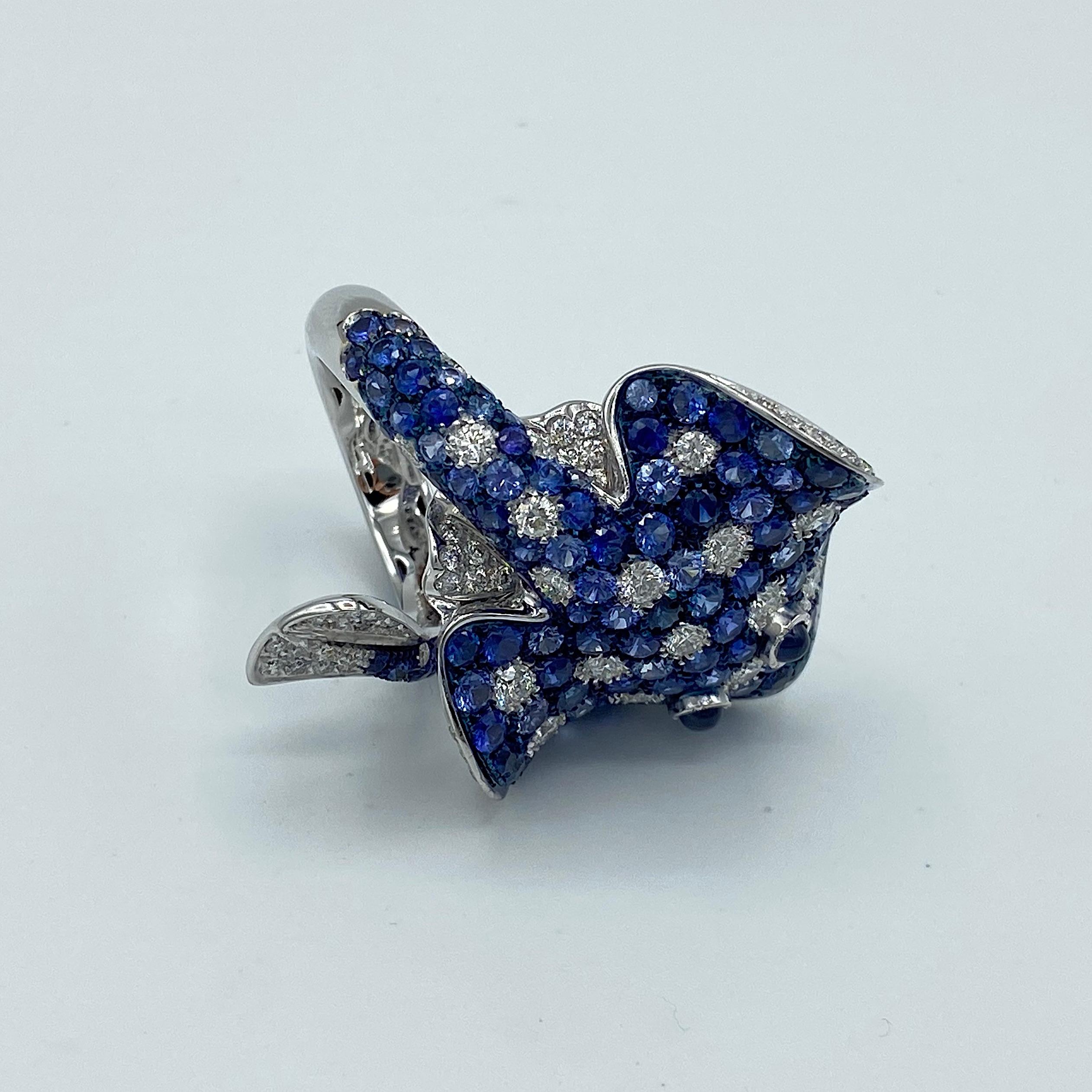 White Diamond Blue Sapphire 18 Karat Gold Fashion Ray Fish Made in Italy Ring In New Condition For Sale In Bussolengo, Verona