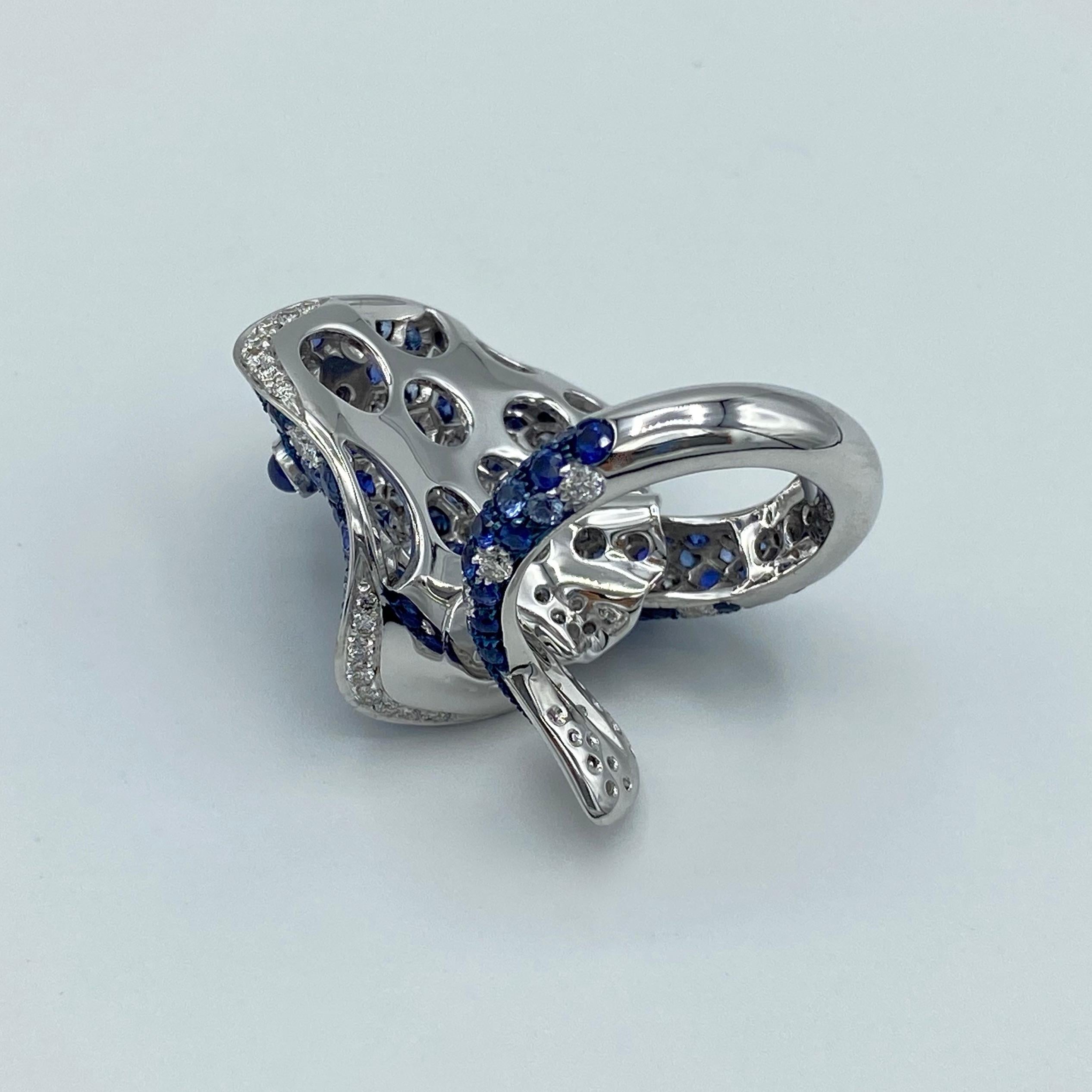 White Diamond Blue Sapphire 18 Karat Gold Fashion Ray Fish Made in Italy Ring For Sale 2