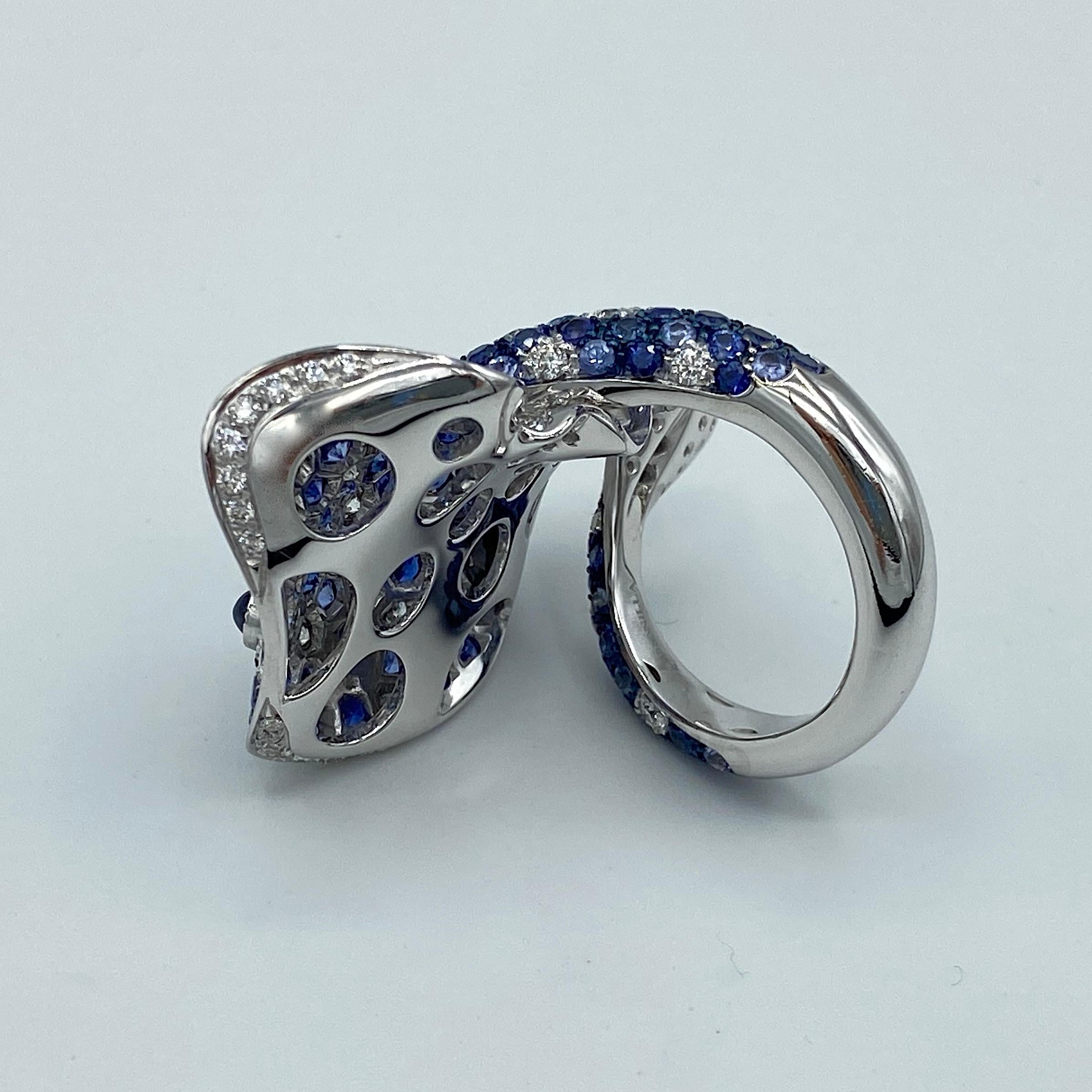 White Diamond Blue Sapphire 18 Karat Gold Fashion Ray Fish Made in Italy Ring For Sale 3