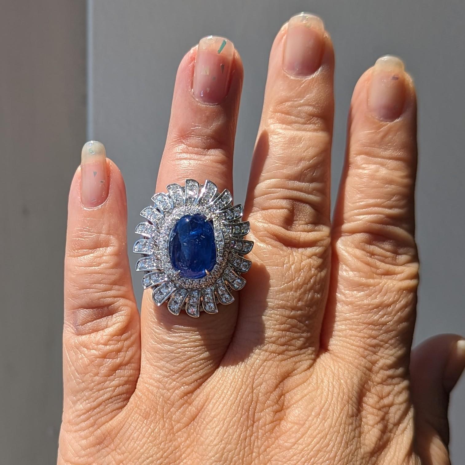 Wunderschöner ovaler 10,29-karätiger blauer Saphir-Cabochon mit 5,45-karätigem weißen Diamanten guter Qualität.  Handgefertigt aus 18 Karat Weißgold.  Ringgröße 6,25.