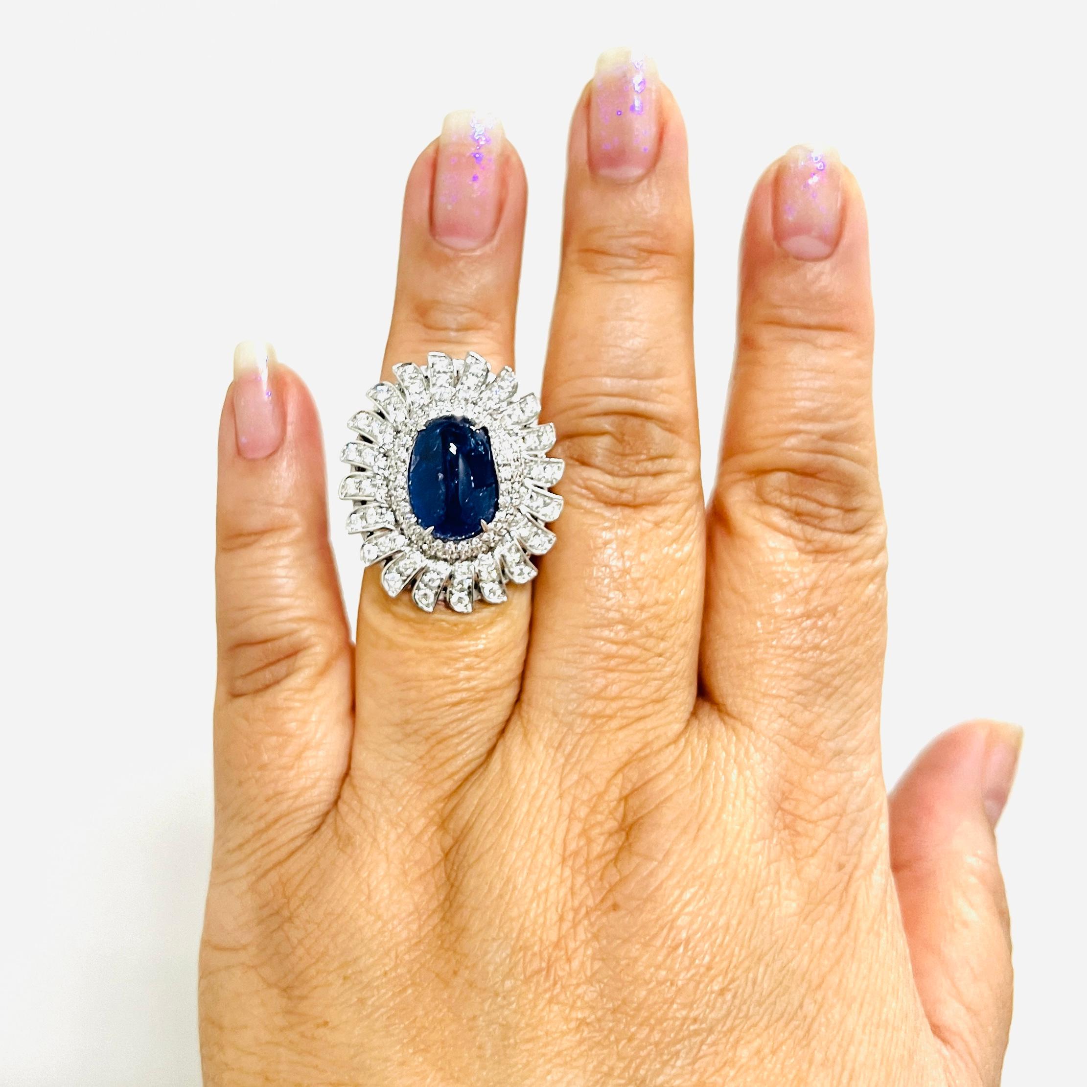 Cocktail-Ring aus 18 Karat Weißgold mit weißem Diamant und blauem Saphir (Ovalschliff) im Angebot