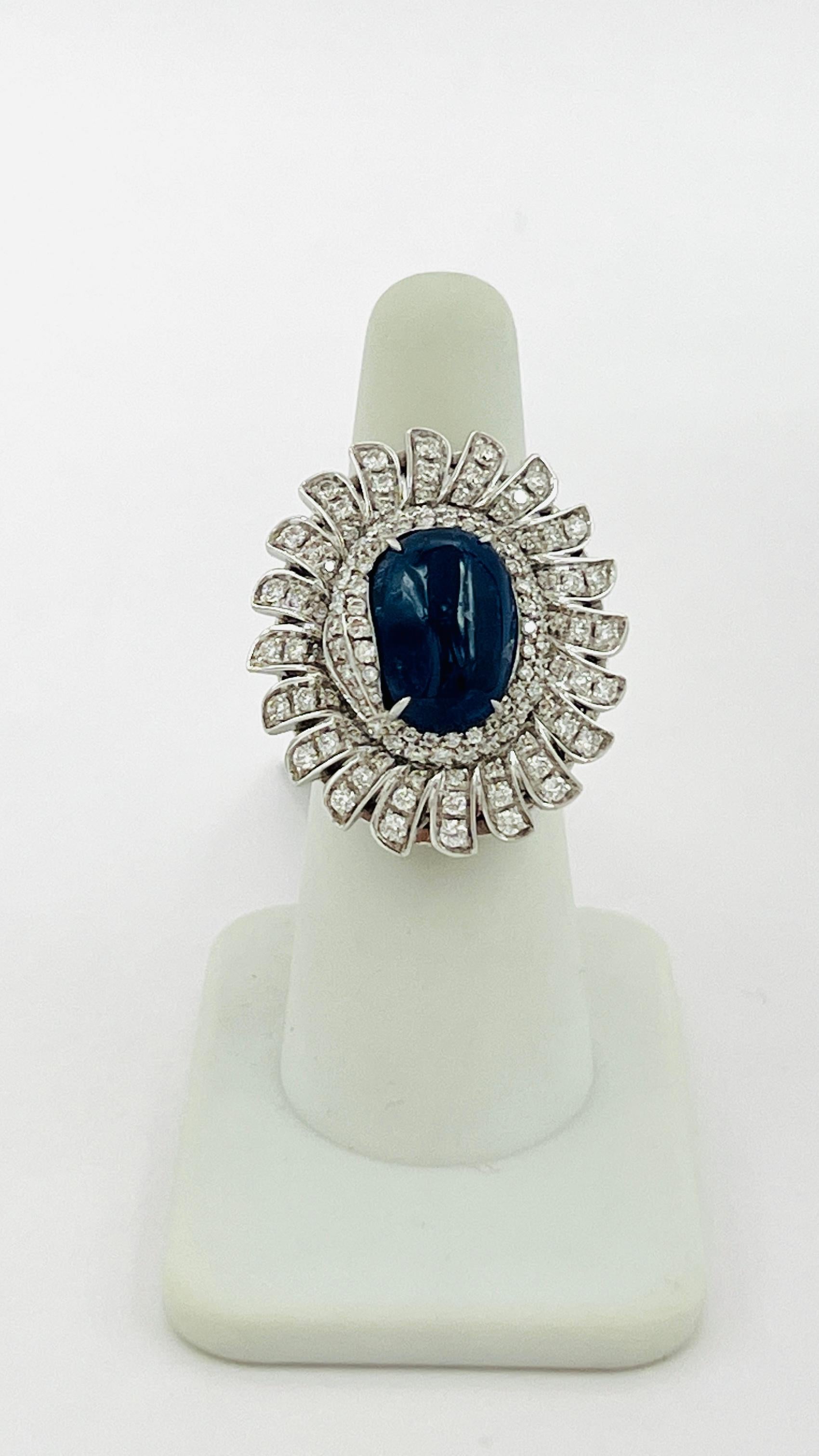 Cocktail-Ring aus 18 Karat Weißgold mit weißem Diamant und blauem Saphir im Angebot 1