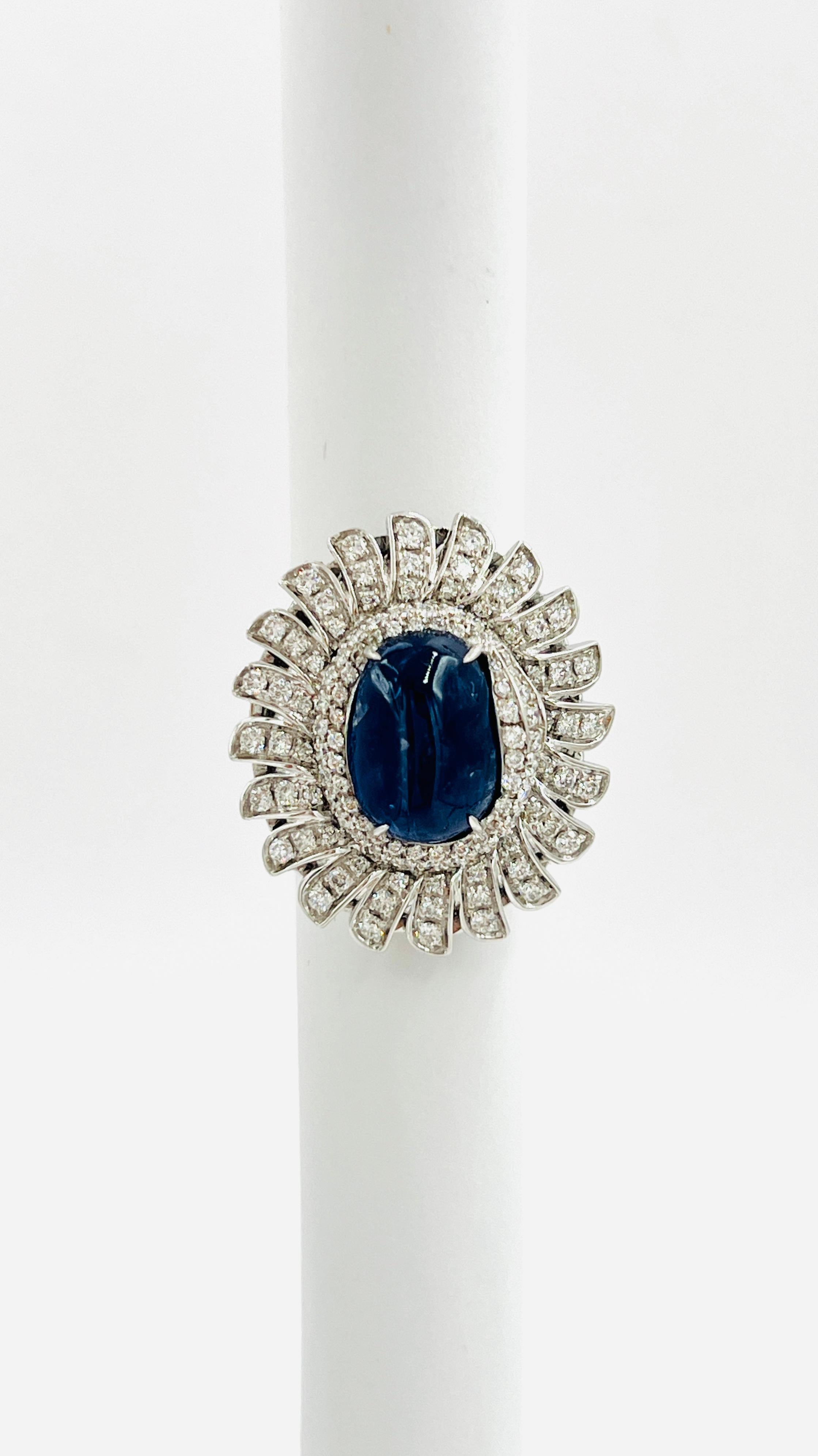Cocktail-Ring aus 18 Karat Weißgold mit weißem Diamant und blauem Saphir im Angebot 2