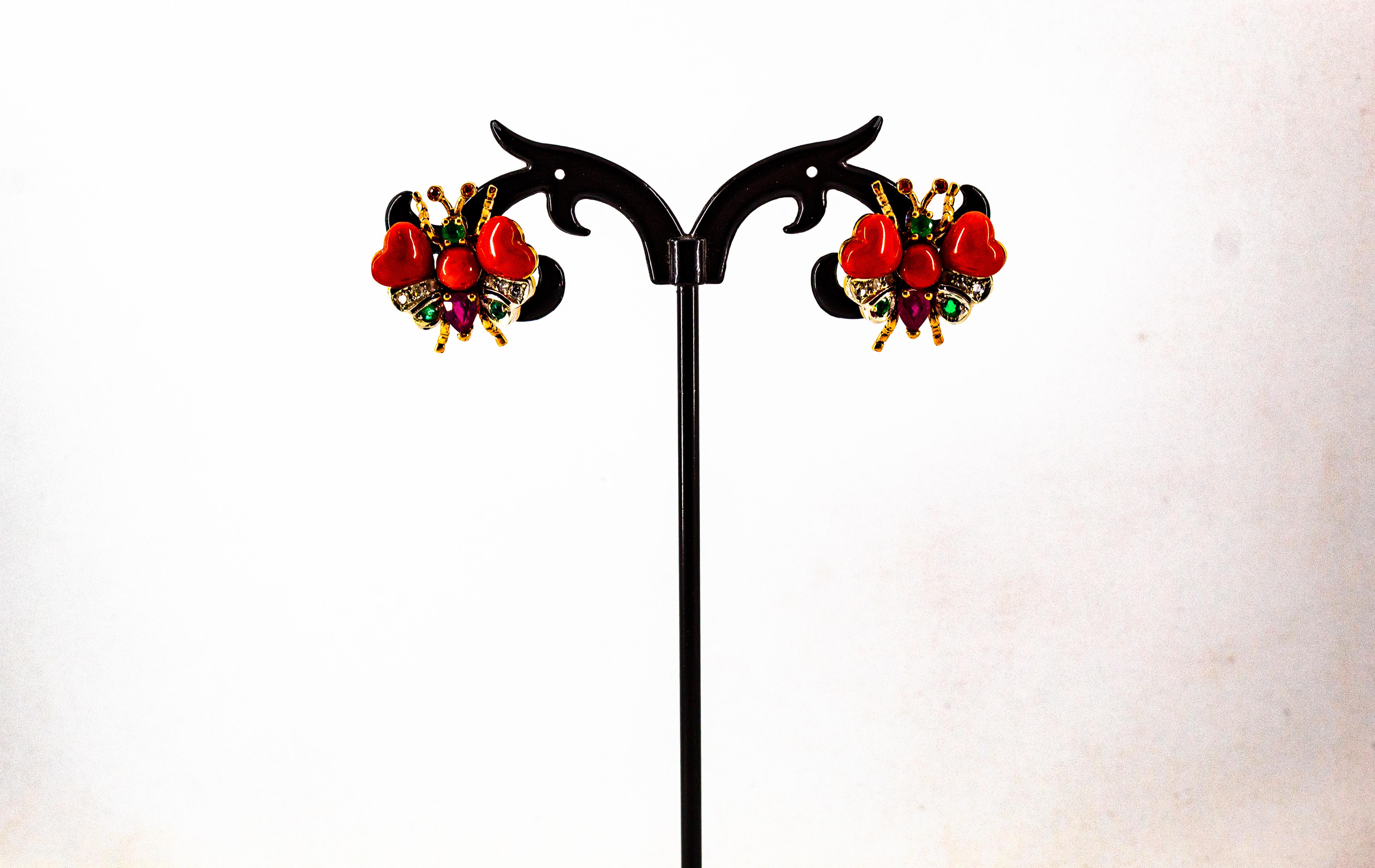 Clous d'oreilles en or jaune, diamant blanc, saphir bleu, rubis, émeraude, corail rouge Neuf - En vente à Naples, IT