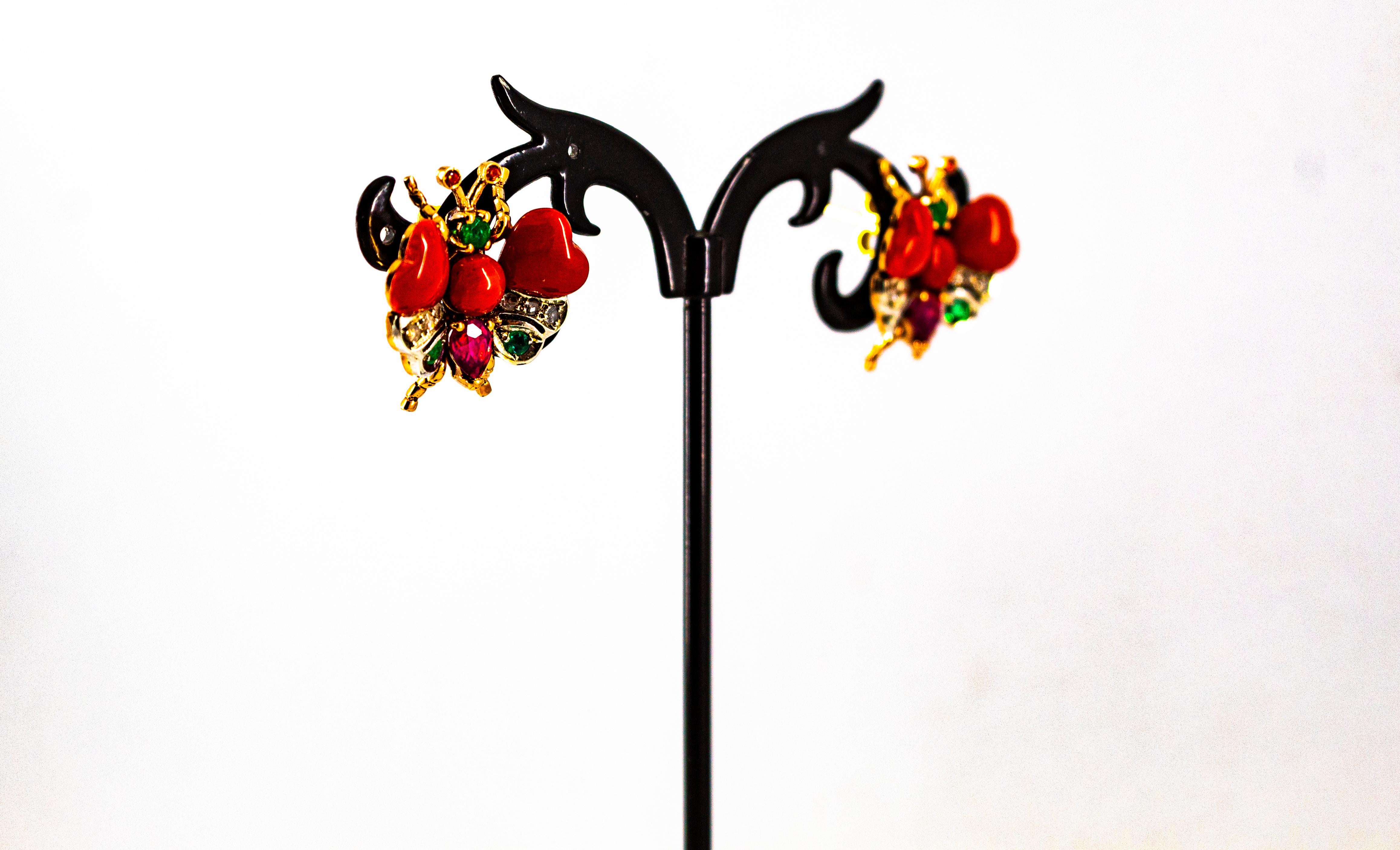 Clous d'oreilles en or jaune, diamant blanc, saphir bleu, rubis, émeraude, corail rouge Unisexe en vente